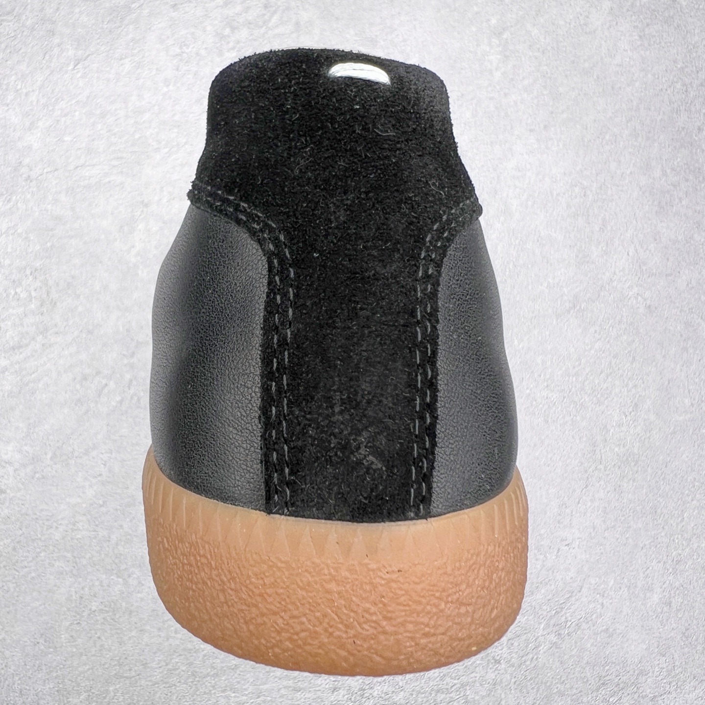 图片[8]-Maison Margiela Calfskin Replica 马吉拉德训鞋 上万点击率爆款 原档数据开发数月百分百还原 原盒原配防尘袋购物卡 全网唯一正确0-23数字排版 一比一间距字体 内里全头层小羊皮 原版防滑鞋底设计 灰色翻毛牛皮 白色细纹贝利头层皮 依照原版逐帧开发 原装淡粉纸板中底带编号钢印 尺码：35 36 37 38 39 40 41 42 43 44 45-选品中心