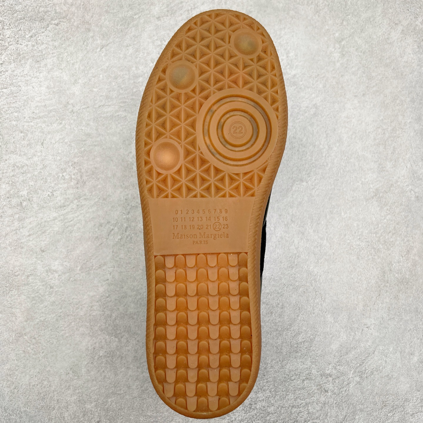 图片[9]-Maison Margiela Calfskin Replica 马吉拉德训鞋 上万点击率爆款 原档数据开发数月百分百还原 原盒原配防尘袋购物卡 全网唯一正确0-23数字排版 一比一间距字体 内里全头层小羊皮 原版防滑鞋底设计 灰色翻毛牛皮 白色细纹贝利头层皮 依照原版逐帧开发 原装淡粉纸板中底带编号钢印 尺码：35 36 37 38 39 40 41 42 43 44 45-选品中心