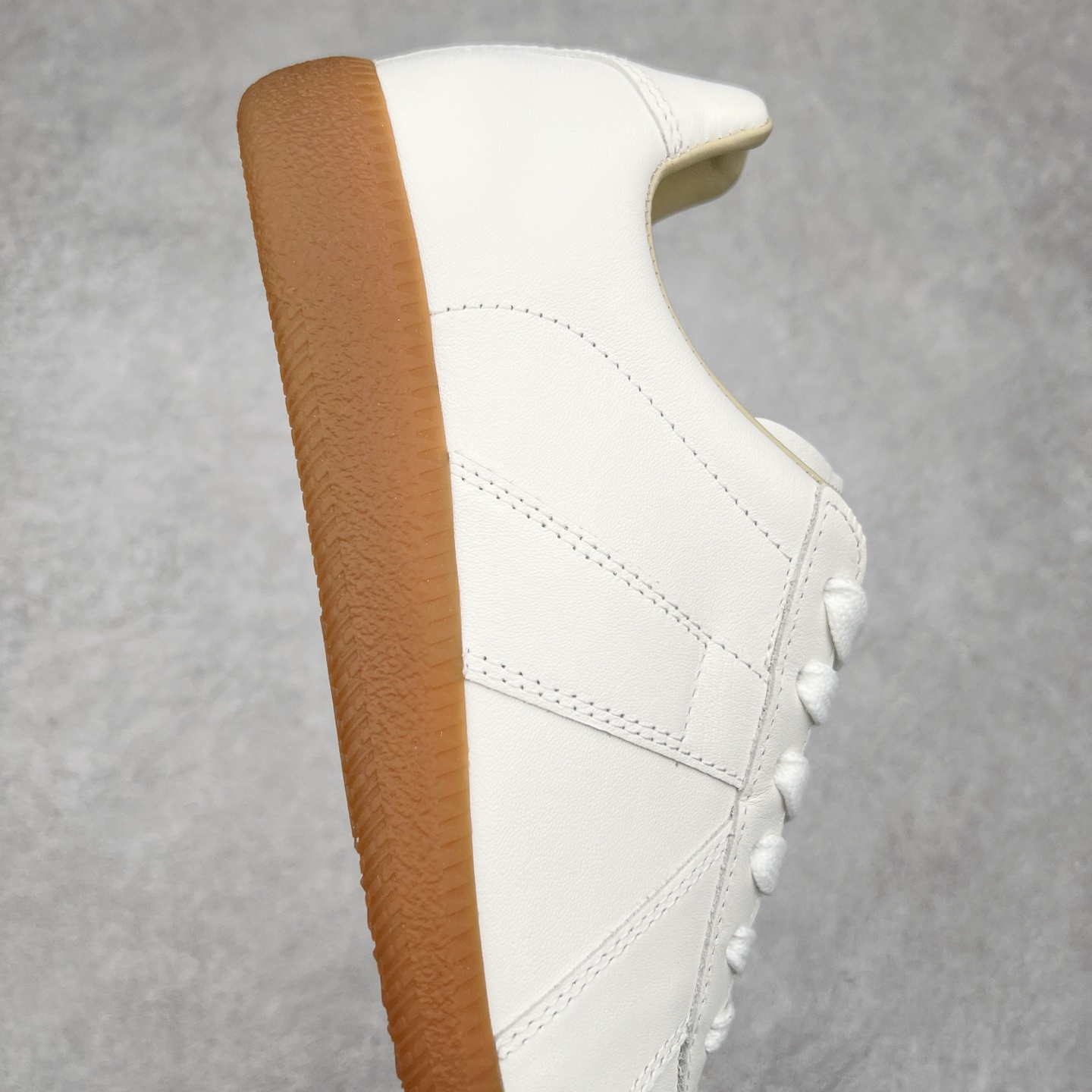 图片[6]-Maison Margiela Calfskin Replica 马吉拉德训鞋 上万点击率爆款 原档数据开发数月百分百还原 原盒原配防尘袋购物卡 全网唯一正确0-23数字排版 一比一间距字体 内里全头层小羊皮 原版防滑鞋底设计 灰色翻毛牛皮 白色细纹贝利头层皮 依照原版逐帧开发 原装淡粉纸板中底带编号钢印 尺码：35 36 37 38 39 40 41 42 43 44 45-选品中心