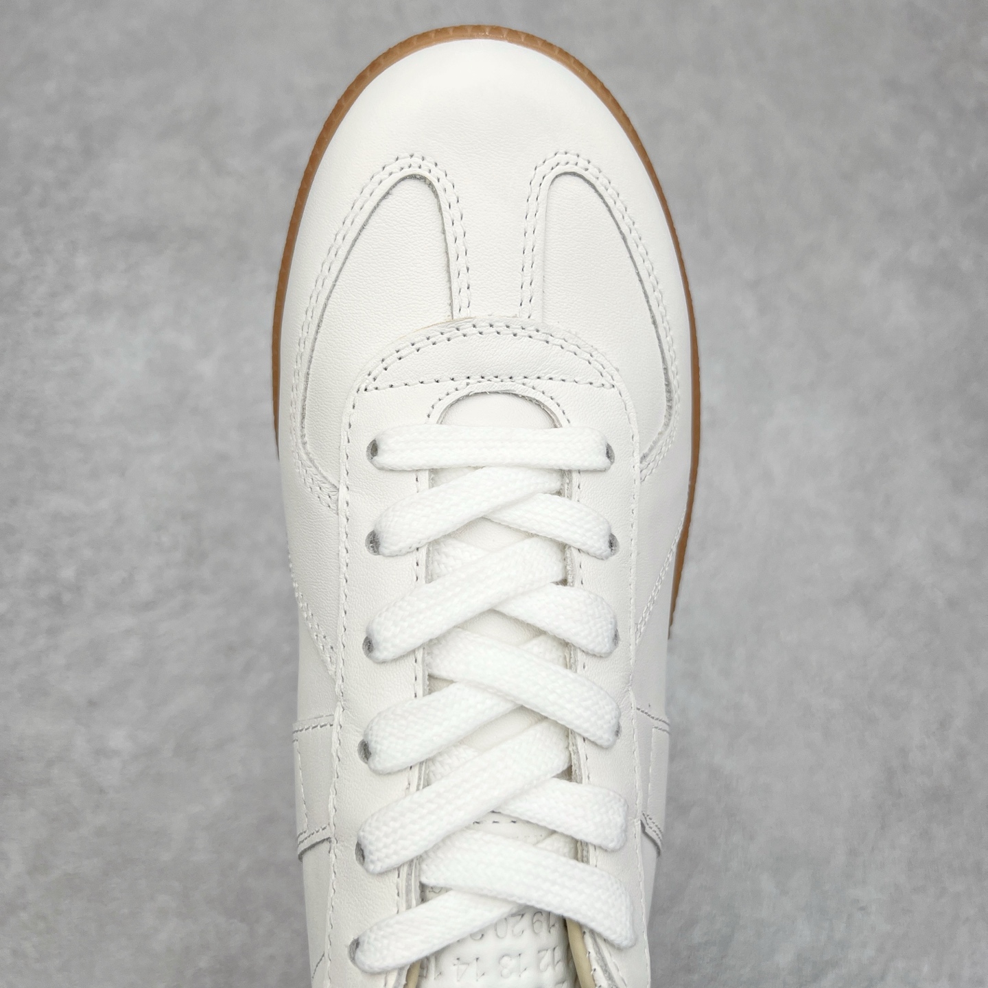 图片[4]-Maison Margiela Calfskin Replica 马吉拉德训鞋 上万点击率爆款 原档数据开发数月百分百还原 原盒原配防尘袋购物卡 全网唯一正确0-23数字排版 一比一间距字体 内里全头层小羊皮 原版防滑鞋底设计 灰色翻毛牛皮 白色细纹贝利头层皮 依照原版逐帧开发 原装淡粉纸板中底带编号钢印 尺码：35 36 37 38 39 40 41 42 43 44 45-选品中心