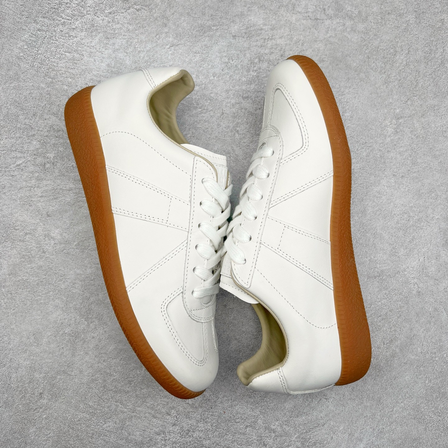 图片[3]-Maison Margiela Calfskin Replica 马吉拉德训鞋 上万点击率爆款 原档数据开发数月百分百还原 原盒原配防尘袋购物卡 全网唯一正确0-23数字排版 一比一间距字体 内里全头层小羊皮 原版防滑鞋底设计 灰色翻毛牛皮 白色细纹贝利头层皮 依照原版逐帧开发 原装淡粉纸板中底带编号钢印 尺码：35 36 37 38 39 40 41 42 43 44 45-选品中心