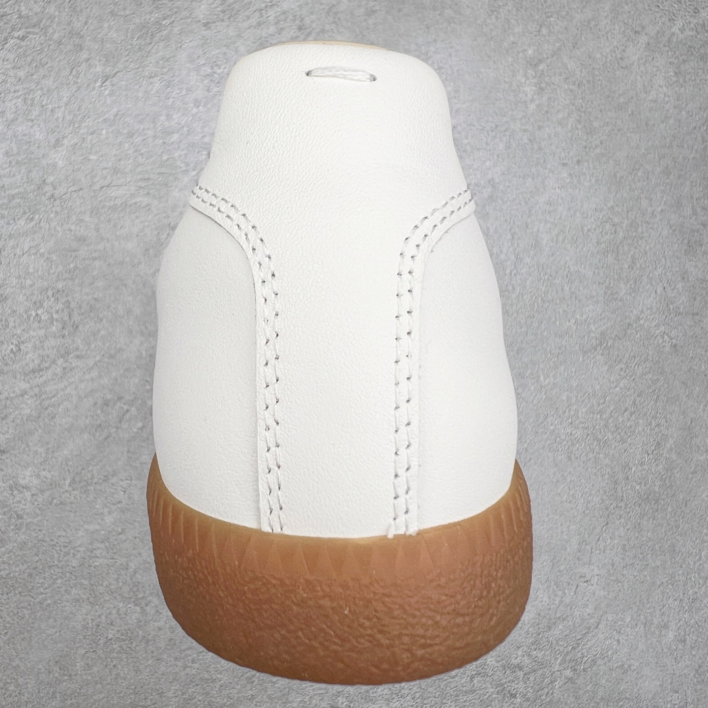 图片[8]-Maison Margiela Calfskin Replica 马吉拉德训鞋 上万点击率爆款 原档数据开发数月百分百还原 原盒原配防尘袋购物卡 全网唯一正确0-23数字排版 一比一间距字体 内里全头层小羊皮 原版防滑鞋底设计 灰色翻毛牛皮 白色细纹贝利头层皮 依照原版逐帧开发 原装淡粉纸板中底带编号钢印 尺码：35 36 37 38 39 40 41 42 43 44 45-选品中心