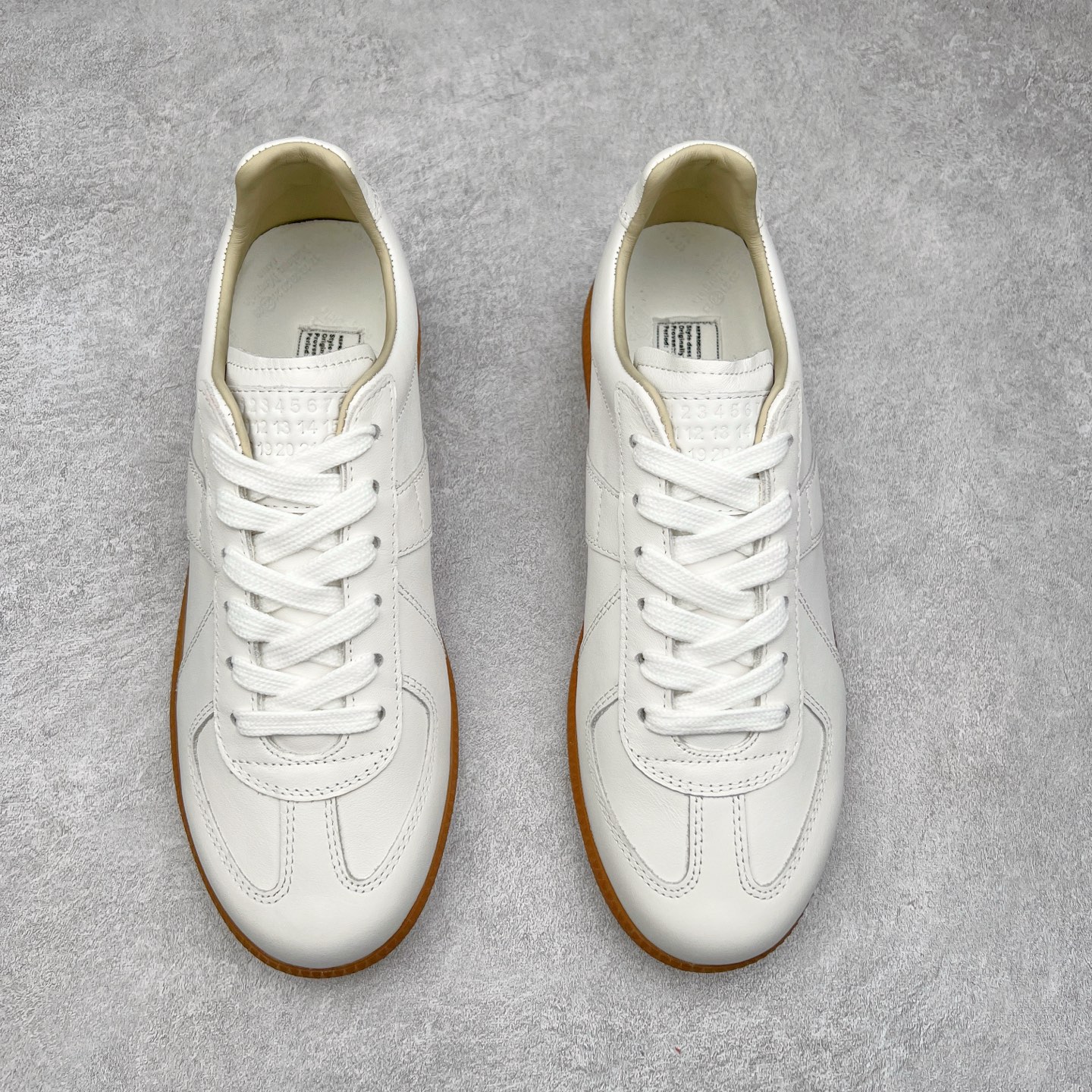 图片[2]-Maison Margiela Calfskin Replica 马吉拉德训鞋 上万点击率爆款 原档数据开发数月百分百还原 原盒原配防尘袋购物卡 全网唯一正确0-23数字排版 一比一间距字体 内里全头层小羊皮 原版防滑鞋底设计 灰色翻毛牛皮 白色细纹贝利头层皮 依照原版逐帧开发 原装淡粉纸板中底带编号钢印 尺码：35 36 37 38 39 40 41 42 43 44 45-选品中心