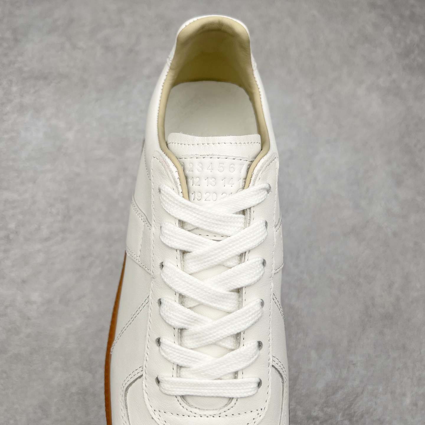 图片[5]-Maison Margiela Calfskin Replica 马吉拉德训鞋 上万点击率爆款 原档数据开发数月百分百还原 原盒原配防尘袋购物卡 全网唯一正确0-23数字排版 一比一间距字体 内里全头层小羊皮 原版防滑鞋底设计 灰色翻毛牛皮 白色细纹贝利头层皮 依照原版逐帧开发 原装淡粉纸板中底带编号钢印 尺码：35 36 37 38 39 40 41 42 43 44 45-选品中心