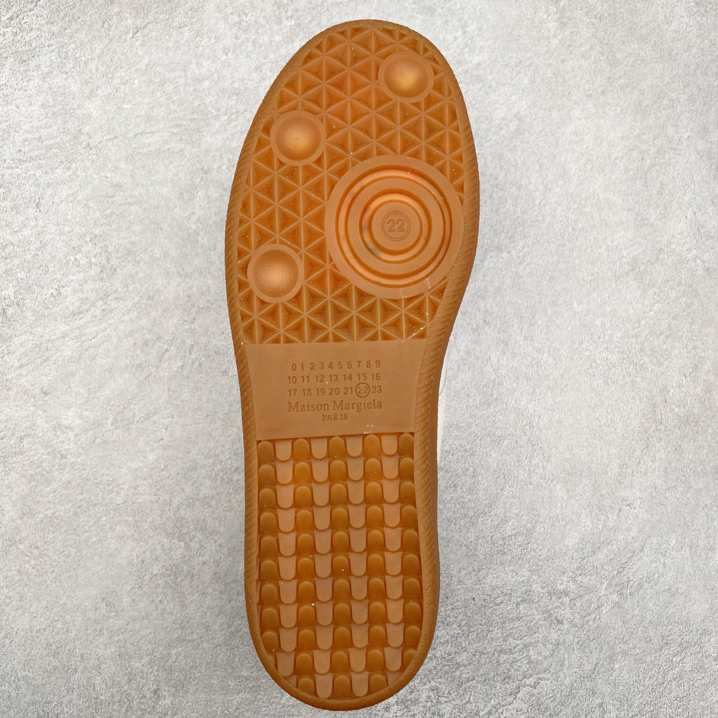 图片[9]-Maison Margiela Calfskin Replica 马吉拉德训鞋 上万点击率爆款 原档数据开发数月百分百还原 原盒原配防尘袋购物卡 全网唯一正确0-23数字排版 一比一间距字体 内里全头层小羊皮 原版防滑鞋底设计 灰色翻毛牛皮 白色细纹贝利头层皮 依照原版逐帧开发 原装淡粉纸板中底带编号钢印 尺码：35 36 37 38 39 40 41 42 43 44 45-选品中心