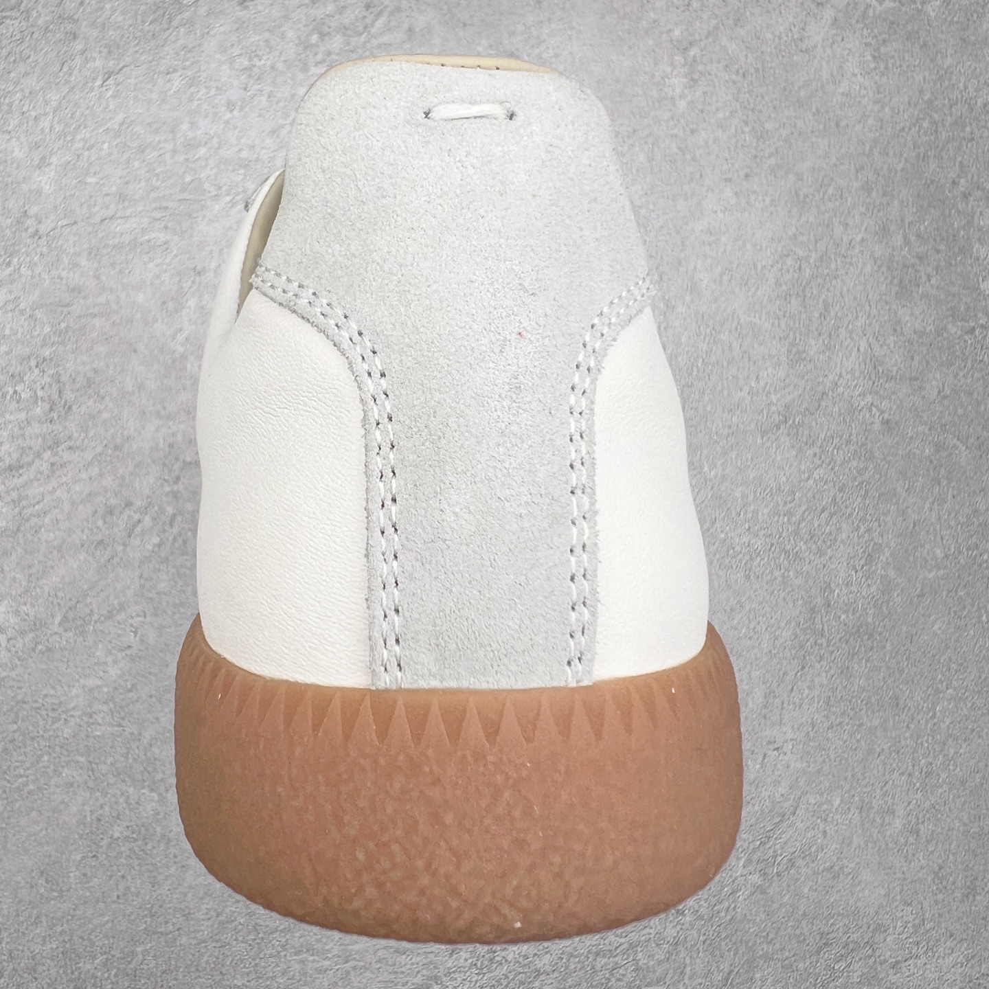 图片[8]-Maison Margiela Calfskin Replica 马吉拉德训鞋 上万点击率爆款 原档数据开发数月百分百还原 原盒原配防尘袋购物卡 全网唯一正确0-23数字排版 一比一间距字体 内里全头层小羊皮 原版防滑鞋底设计 灰色翻毛牛皮 白色细纹贝利头层皮 依照原版逐帧开发 原装淡粉纸板中底带编号钢印 尺码：35 36 37 38 39 40 41 42 43 44 45-选品中心