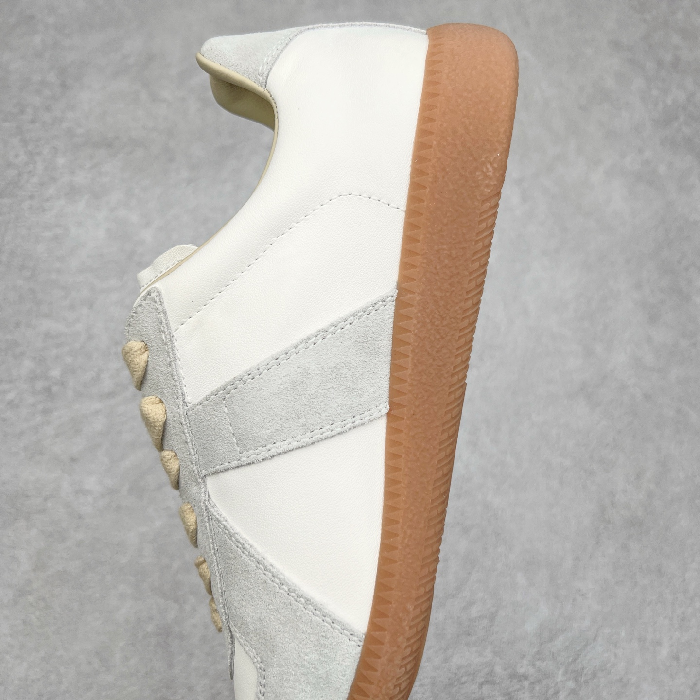 图片[7]-Maison Margiela Calfskin Replica 马吉拉德训鞋 上万点击率爆款 原档数据开发数月百分百还原 原盒原配防尘袋购物卡 全网唯一正确0-23数字排版 一比一间距字体 内里全头层小羊皮 原版防滑鞋底设计 灰色翻毛牛皮 白色细纹贝利头层皮 依照原版逐帧开发 原装淡粉纸板中底带编号钢印 尺码：35 36 37 38 39 40 41 42 43 44 45-选品中心