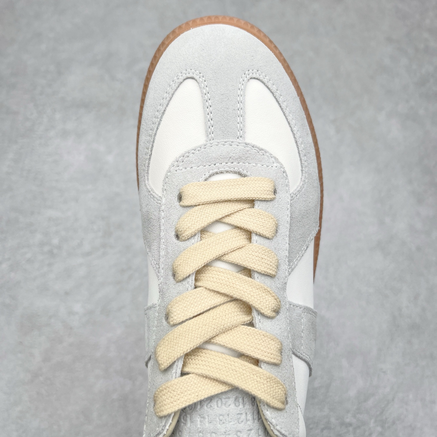 图片[4]-Maison Margiela Calfskin Replica 马吉拉德训鞋 上万点击率爆款 原档数据开发数月百分百还原 原盒原配防尘袋购物卡 全网唯一正确0-23数字排版 一比一间距字体 内里全头层小羊皮 原版防滑鞋底设计 灰色翻毛牛皮 白色细纹贝利头层皮 依照原版逐帧开发 原装淡粉纸板中底带编号钢印 尺码：35 36 37 38 39 40 41 42 43 44 45-选品中心