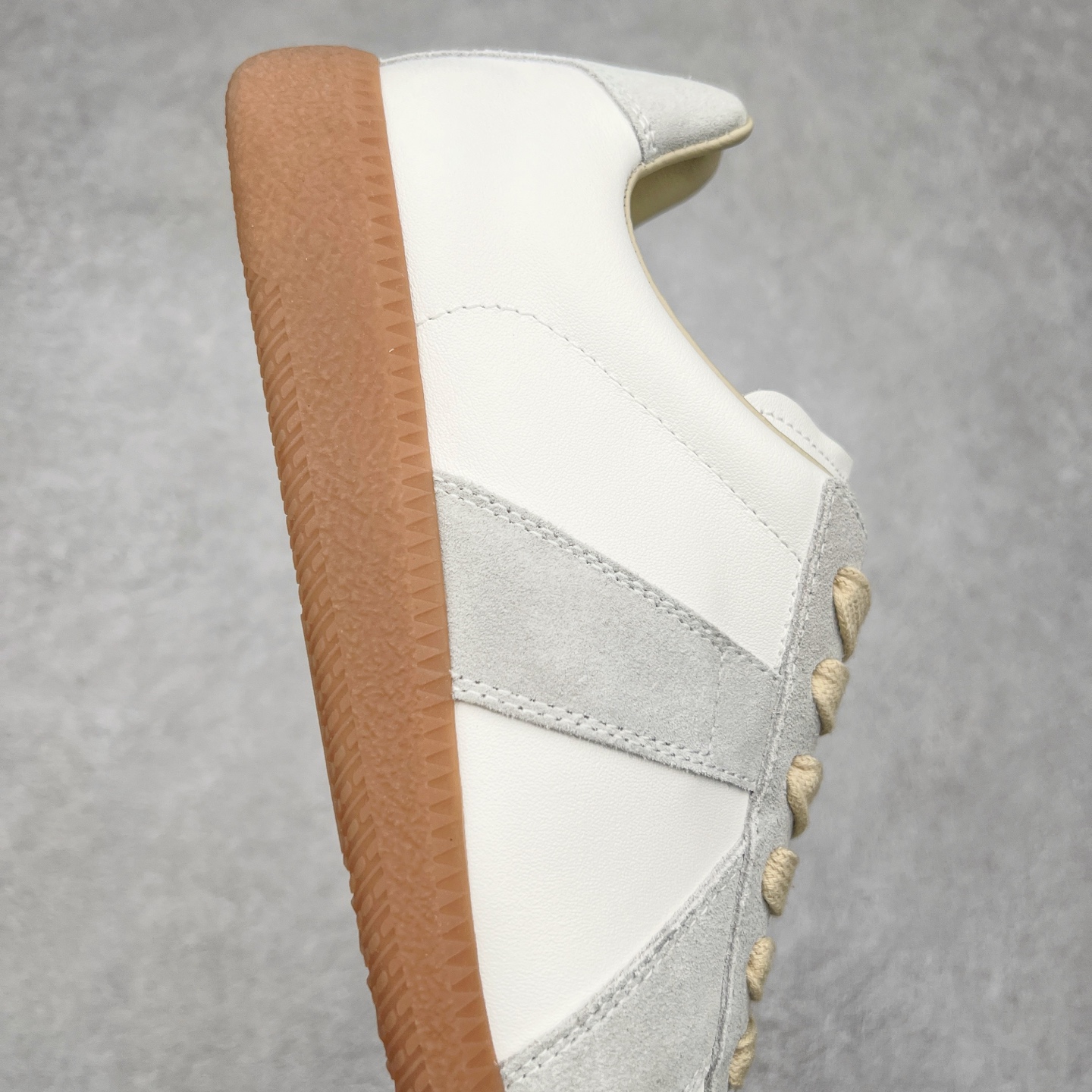 图片[6]-Maison Margiela Calfskin Replica 马吉拉德训鞋 上万点击率爆款 原档数据开发数月百分百还原 原盒原配防尘袋购物卡 全网唯一正确0-23数字排版 一比一间距字体 内里全头层小羊皮 原版防滑鞋底设计 灰色翻毛牛皮 白色细纹贝利头层皮 依照原版逐帧开发 原装淡粉纸板中底带编号钢印 尺码：35 36 37 38 39 40 41 42 43 44 45-选品中心