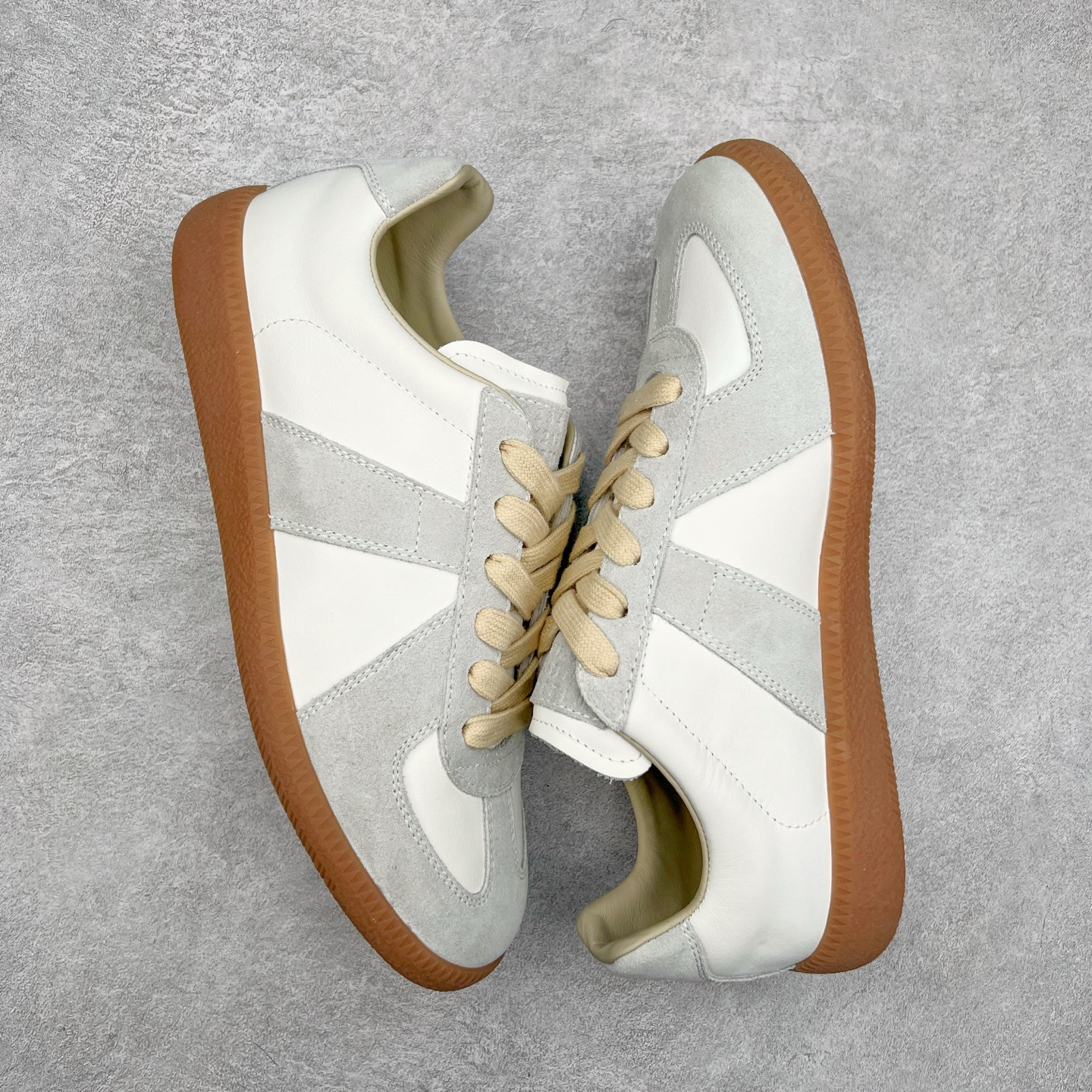 图片[3]-Maison Margiela Calfskin Replica 马吉拉德训鞋 上万点击率爆款 原档数据开发数月百分百还原 原盒原配防尘袋购物卡 全网唯一正确0-23数字排版 一比一间距字体 内里全头层小羊皮 原版防滑鞋底设计 灰色翻毛牛皮 白色细纹贝利头层皮 依照原版逐帧开发 原装淡粉纸板中底带编号钢印 尺码：35 36 37 38 39 40 41 42 43 44 45-选品中心