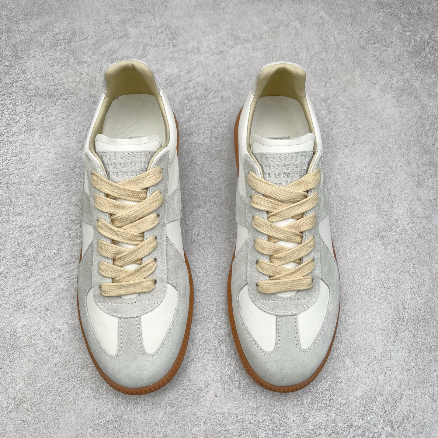 图片[2]-Maison Margiela Calfskin Replica 马吉拉德训鞋 上万点击率爆款 原档数据开发数月百分百还原 原盒原配防尘袋购物卡 全网唯一正确0-23数字排版 一比一间距字体 内里全头层小羊皮 原版防滑鞋底设计 灰色翻毛牛皮 白色细纹贝利头层皮 依照原版逐帧开发 原装淡粉纸板中底带编号钢印 尺码：35 36 37 38 39 40 41 42 43 44 45-选品中心