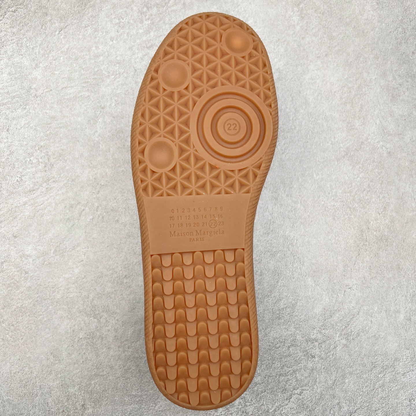 图片[9]-Maison Margiela Calfskin Replica 马吉拉德训鞋 上万点击率爆款 原档数据开发数月百分百还原 原盒原配防尘袋购物卡 全网唯一正确0-23数字排版 一比一间距字体 内里全头层小羊皮 原版防滑鞋底设计 灰色翻毛牛皮 白色细纹贝利头层皮 依照原版逐帧开发 原装淡粉纸板中底带编号钢印 尺码：35 36 37 38 39 40 41 42 43 44 45-选品中心