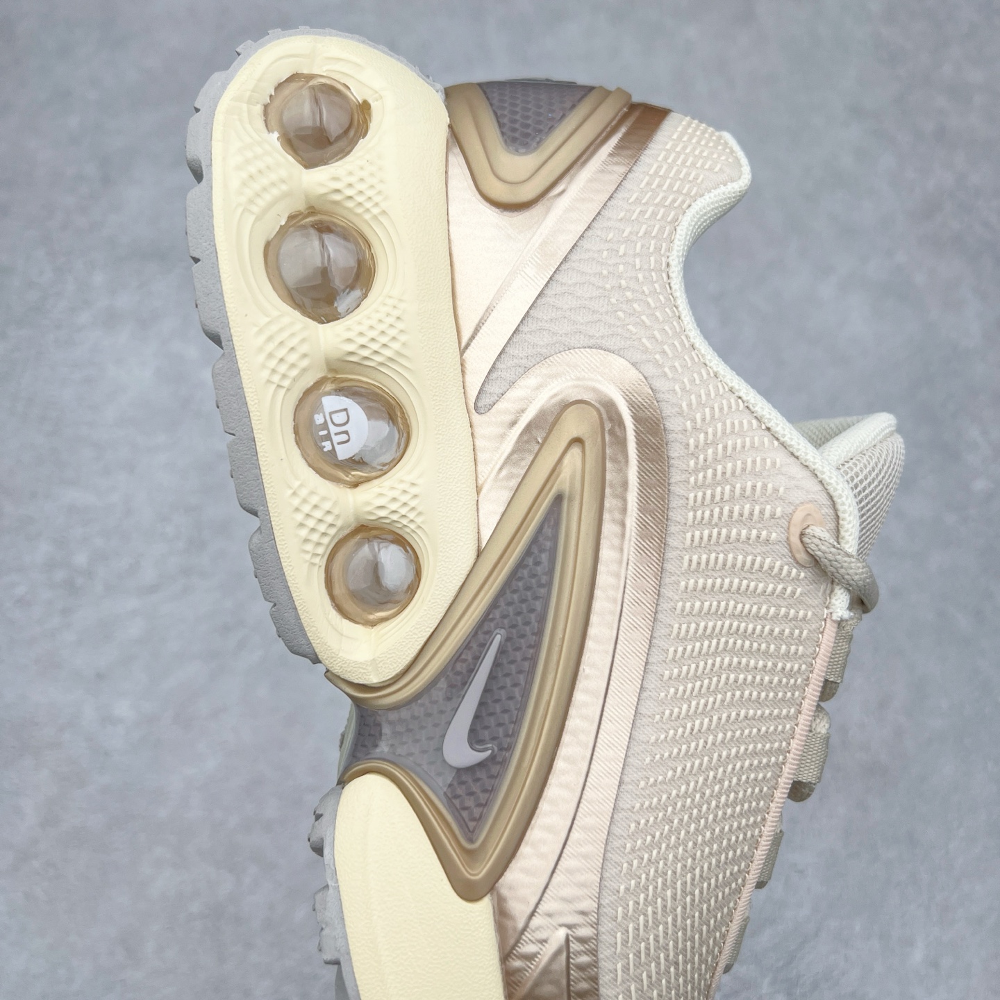 图片[6]-NK Air Max DN系列低帮豆荚型气垫百搭休闲运动慢跑鞋 HV4861-200 Air Max 科技最初于 1986 年推出，是NK的首款气垫鞋款，这个缓震技术彻底改变了人们对运动鞋的认知。在 Nike 的众多缓震科技中也有着自己绝对的地位。除了技术层面的创新，Air Max 还具有深厚的文化内涵。它所代表的青年文化、前卫风格和反叛精神，使其成为了一种时尚和潮流的象征。为了纪念这个具有里程碑意义的技术，Nike 在每年的 3 月 26 日定为「Air Max Day」。近日，Nike 露出了一款全新的鞋型——Air Max DN。这款鞋不仅具有时尚的外观，还融合了许多经典的 Air Max 设计和元素，同时展现了一些新的创意。设计灵感源自经典 Air Max 97 和 Air Max Plus 的元素。鞋面的条纹设计和后跟的标志都在向这些经典鞋款致敬。最大亮点是 Air Max 气垫的造型，它以神似豆荚的造型呈现，分为四个分区圆形开窗，带来极高的辨识度。Air Max DN 采用了纯黑配色覆面，搭配白色虚线和紫色点缀，营造出一种低调而时尚的外观。鞋面采用织物材质打造，提供舒适的穿着体验。全新 Nike Air Max DN 除了图中的配色外，还将有荧光绿、白银、黑银、皇家蓝、酷灰、黑色等六款新配色登场。具体发售信息感兴趣的朋友可以持续关注。尺码：36 36.5 37.5 38 38.5 39 40 40.5 41 42 42.5 43 44 44.5 45-选品中心