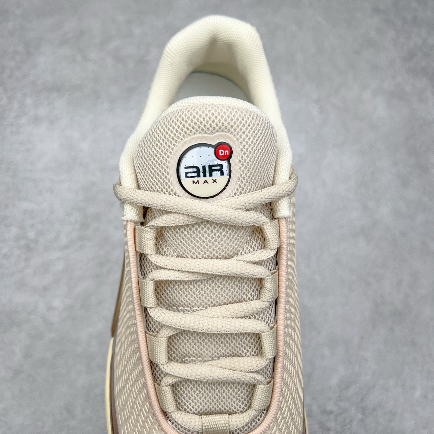 图片[5]-NK Air Max DN系列低帮豆荚型气垫百搭休闲运动慢跑鞋 HV4861-200 Air Max 科技最初于 1986 年推出，是NK的首款气垫鞋款，这个缓震技术彻底改变了人们对运动鞋的认知。在 Nike 的众多缓震科技中也有着自己绝对的地位。除了技术层面的创新，Air Max 还具有深厚的文化内涵。它所代表的青年文化、前卫风格和反叛精神，使其成为了一种时尚和潮流的象征。为了纪念这个具有里程碑意义的技术，Nike 在每年的 3 月 26 日定为「Air Max Day」。近日，Nike 露出了一款全新的鞋型——Air Max DN。这款鞋不仅具有时尚的外观，还融合了许多经典的 Air Max 设计和元素，同时展现了一些新的创意。设计灵感源自经典 Air Max 97 和 Air Max Plus 的元素。鞋面的条纹设计和后跟的标志都在向这些经典鞋款致敬。最大亮点是 Air Max 气垫的造型，它以神似豆荚的造型呈现，分为四个分区圆形开窗，带来极高的辨识度。Air Max DN 采用了纯黑配色覆面，搭配白色虚线和紫色点缀，营造出一种低调而时尚的外观。鞋面采用织物材质打造，提供舒适的穿着体验。全新 Nike Air Max DN 除了图中的配色外，还将有荧光绿、白银、黑银、皇家蓝、酷灰、黑色等六款新配色登场。具体发售信息感兴趣的朋友可以持续关注。尺码：36 36.5 37.5 38 38.5 39 40 40.5 41 42 42.5 43 44 44.5 45-选品中心