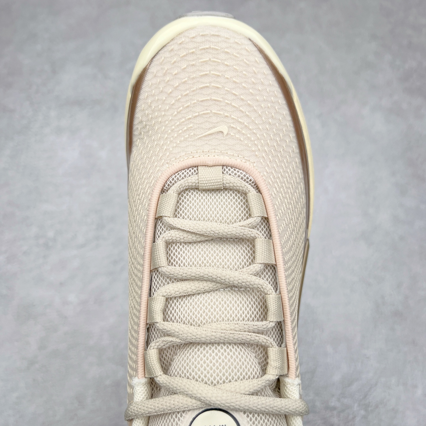 图片[4]-NK Air Max DN系列低帮豆荚型气垫百搭休闲运动慢跑鞋 HV4861-200 Air Max 科技最初于 1986 年推出，是NK的首款气垫鞋款，这个缓震技术彻底改变了人们对运动鞋的认知。在 Nike 的众多缓震科技中也有着自己绝对的地位。除了技术层面的创新，Air Max 还具有深厚的文化内涵。它所代表的青年文化、前卫风格和反叛精神，使其成为了一种时尚和潮流的象征。为了纪念这个具有里程碑意义的技术，Nike 在每年的 3 月 26 日定为「Air Max Day」。近日，Nike 露出了一款全新的鞋型——Air Max DN。这款鞋不仅具有时尚的外观，还融合了许多经典的 Air Max 设计和元素，同时展现了一些新的创意。设计灵感源自经典 Air Max 97 和 Air Max Plus 的元素。鞋面的条纹设计和后跟的标志都在向这些经典鞋款致敬。最大亮点是 Air Max 气垫的造型，它以神似豆荚的造型呈现，分为四个分区圆形开窗，带来极高的辨识度。Air Max DN 采用了纯黑配色覆面，搭配白色虚线和紫色点缀，营造出一种低调而时尚的外观。鞋面采用织物材质打造，提供舒适的穿着体验。全新 Nike Air Max DN 除了图中的配色外，还将有荧光绿、白银、黑银、皇家蓝、酷灰、黑色等六款新配色登场。具体发售信息感兴趣的朋友可以持续关注。尺码：36 36.5 37.5 38 38.5 39 40 40.5 41 42 42.5 43 44 44.5 45-选品中心