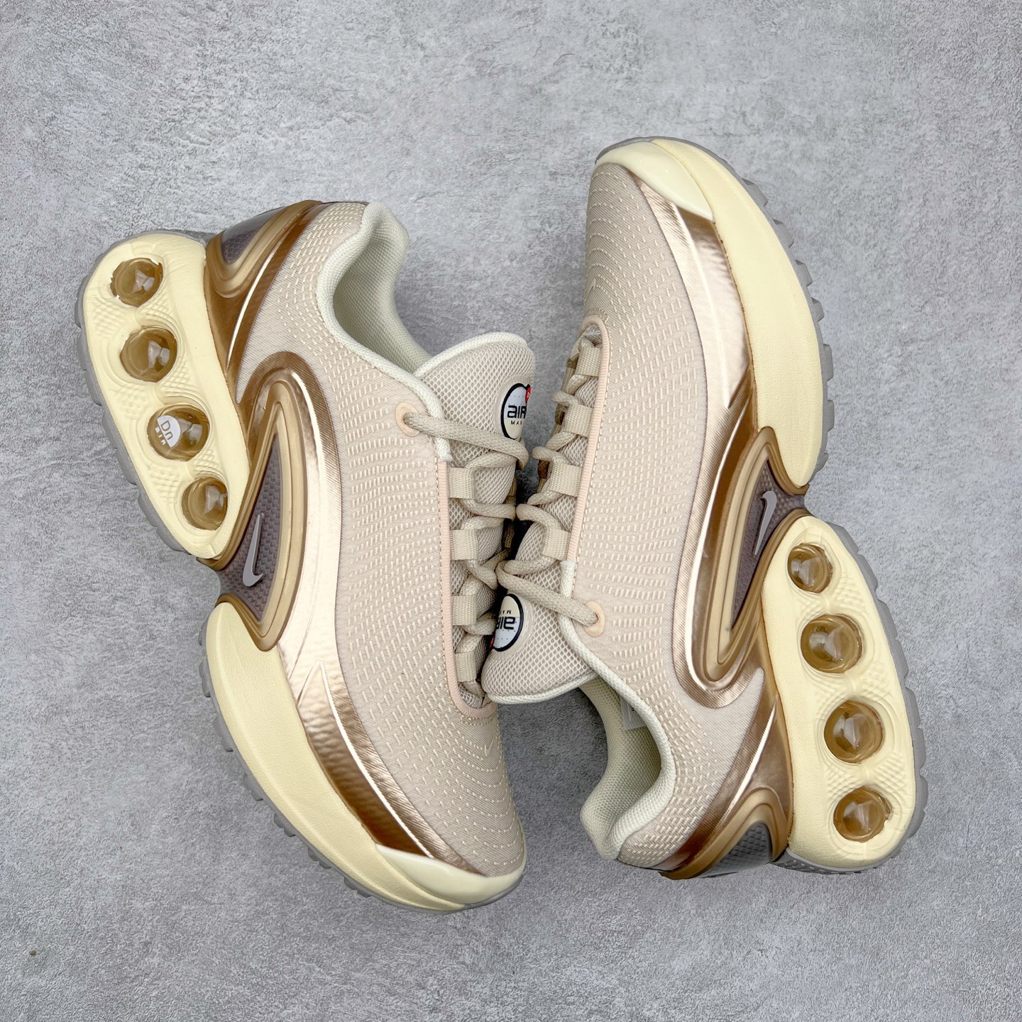 图片[3]-NK Air Max DN系列低帮豆荚型气垫百搭休闲运动慢跑鞋 HV4861-200 Air Max 科技最初于 1986 年推出，是NK的首款气垫鞋款，这个缓震技术彻底改变了人们对运动鞋的认知。在 Nike 的众多缓震科技中也有着自己绝对的地位。除了技术层面的创新，Air Max 还具有深厚的文化内涵。它所代表的青年文化、前卫风格和反叛精神，使其成为了一种时尚和潮流的象征。为了纪念这个具有里程碑意义的技术，Nike 在每年的 3 月 26 日定为「Air Max Day」。近日，Nike 露出了一款全新的鞋型——Air Max DN。这款鞋不仅具有时尚的外观，还融合了许多经典的 Air Max 设计和元素，同时展现了一些新的创意。设计灵感源自经典 Air Max 97 和 Air Max Plus 的元素。鞋面的条纹设计和后跟的标志都在向这些经典鞋款致敬。最大亮点是 Air Max 气垫的造型，它以神似豆荚的造型呈现，分为四个分区圆形开窗，带来极高的辨识度。Air Max DN 采用了纯黑配色覆面，搭配白色虚线和紫色点缀，营造出一种低调而时尚的外观。鞋面采用织物材质打造，提供舒适的穿着体验。全新 Nike Air Max DN 除了图中的配色外，还将有荧光绿、白银、黑银、皇家蓝、酷灰、黑色等六款新配色登场。具体发售信息感兴趣的朋友可以持续关注。尺码：36 36.5 37.5 38 38.5 39 40 40.5 41 42 42.5 43 44 44.5 45-选品中心