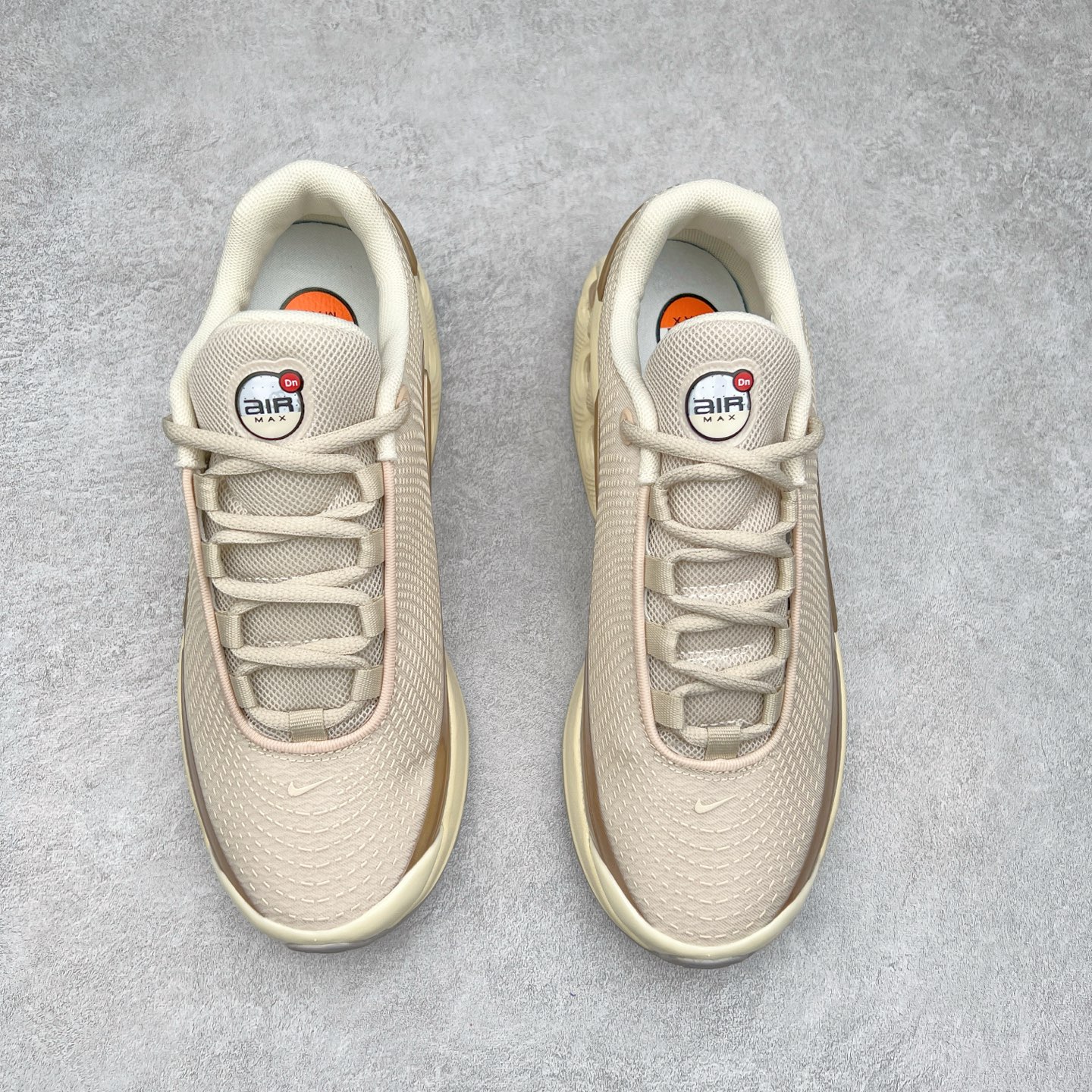 图片[2]-NK Air Max DN系列低帮豆荚型气垫百搭休闲运动慢跑鞋 HV4861-200 Air Max 科技最初于 1986 年推出，是NK的首款气垫鞋款，这个缓震技术彻底改变了人们对运动鞋的认知。在 Nike 的众多缓震科技中也有着自己绝对的地位。除了技术层面的创新，Air Max 还具有深厚的文化内涵。它所代表的青年文化、前卫风格和反叛精神，使其成为了一种时尚和潮流的象征。为了纪念这个具有里程碑意义的技术，Nike 在每年的 3 月 26 日定为「Air Max Day」。近日，Nike 露出了一款全新的鞋型——Air Max DN。这款鞋不仅具有时尚的外观，还融合了许多经典的 Air Max 设计和元素，同时展现了一些新的创意。设计灵感源自经典 Air Max 97 和 Air Max Plus 的元素。鞋面的条纹设计和后跟的标志都在向这些经典鞋款致敬。最大亮点是 Air Max 气垫的造型，它以神似豆荚的造型呈现，分为四个分区圆形开窗，带来极高的辨识度。Air Max DN 采用了纯黑配色覆面，搭配白色虚线和紫色点缀，营造出一种低调而时尚的外观。鞋面采用织物材质打造，提供舒适的穿着体验。全新 Nike Air Max DN 除了图中的配色外，还将有荧光绿、白银、黑银、皇家蓝、酷灰、黑色等六款新配色登场。具体发售信息感兴趣的朋友可以持续关注。尺码：36 36.5 37.5 38 38.5 39 40 40.5 41 42 42.5 43 44 44.5 45-选品中心