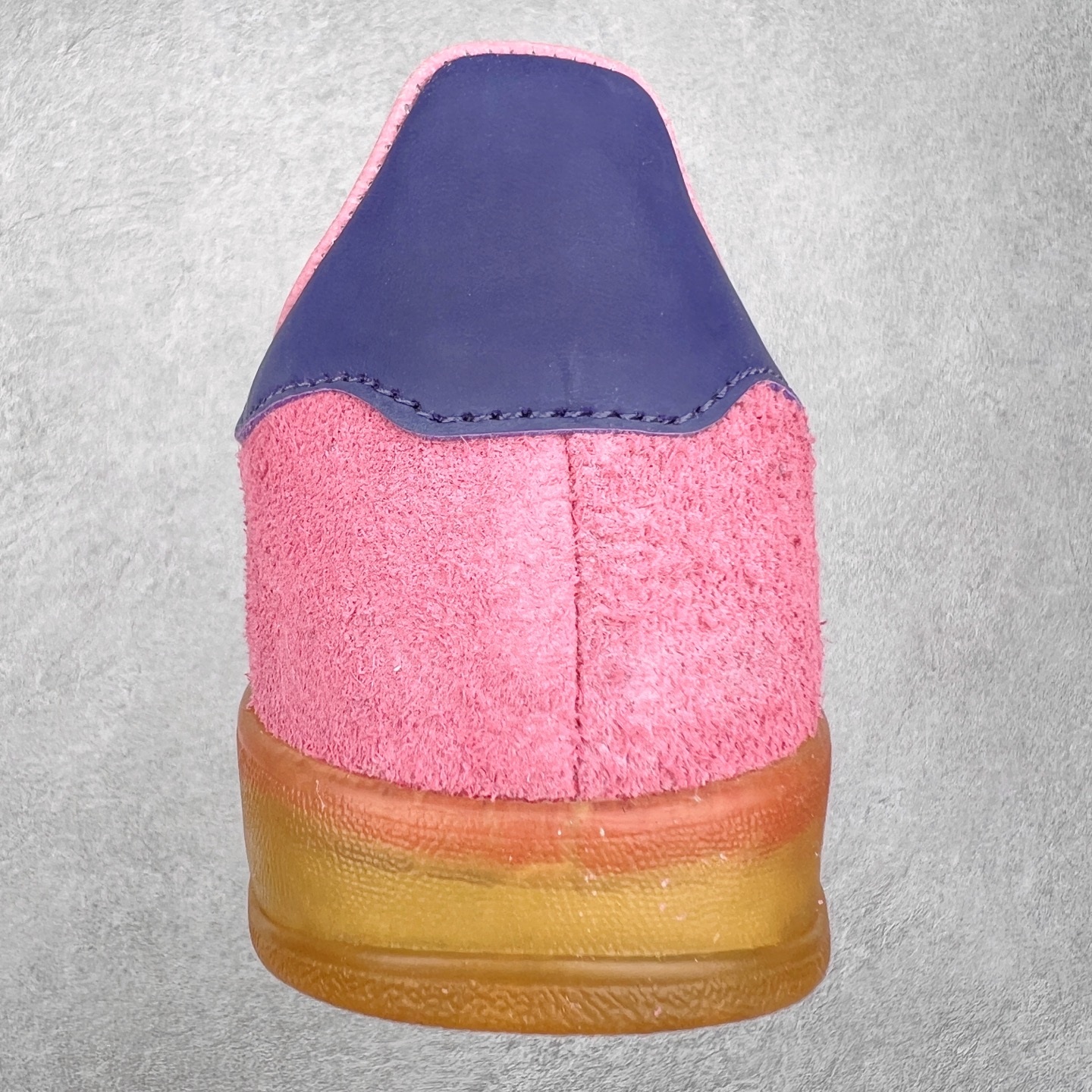 图片[8]-＃XC纯原 AD Original Gazelle Trainers 瞪羚室内鞋系列低帮复古百搭休闲运动德训风板鞋 高端零售特供批次 原厂定制长毛翻毛皮组合环保纤维革鞋面材质 内置环保海玻璃鞋垫 外置RB橡胶大底 产品品控稳定性领先行业 原厂全套原楦原纸板冲刀磨具开发 原厂皮料加持 原厂港宝加持定型后跟R度完美 将复古进行到底 简约流畅 三十年不变经典 这款Gazelle运动鞋 无论面料、配色、质感或设计 都只在重现其1991年原款的经典 皮革鞋面 撞色三条纹和鞋跟标的设计 力求呈现90年代的经典复古风潮 Samba火热的同时 也带动了其它的复古鞋型 Gazelle便是其中一只 Gazelle Indoor拥有包边更宽的T字型鞋头 更好的保护运动员的前掌 浓浓的复古氛围感 非常适合现在流行的Cleanfit风格 尺码：35.5 36 36⅔ 37⅓ 38 38⅔ 39⅓ 40 40⅔ 41⅓ 42 42⅔ 43⅓ 44 44⅔ 45-选品中心