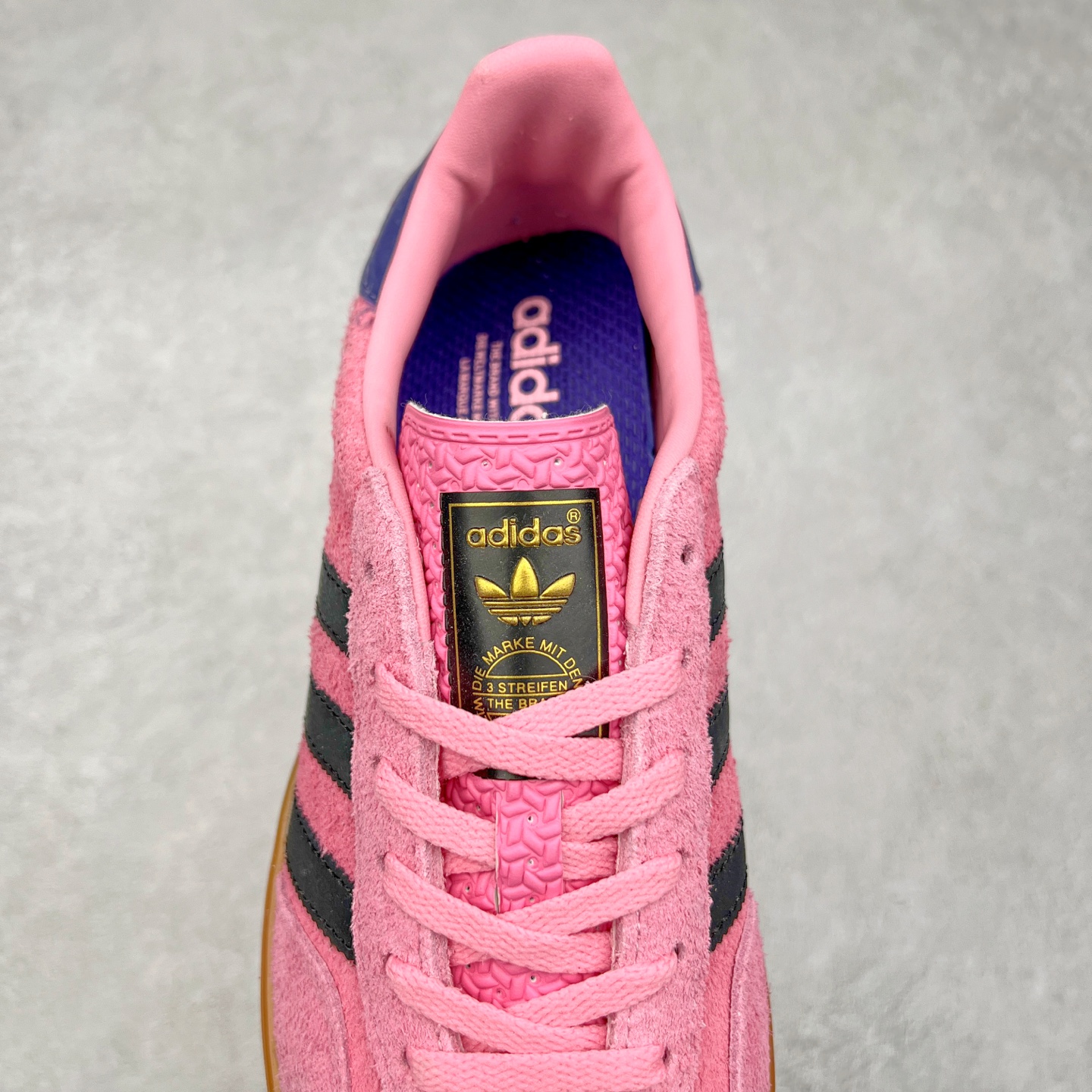 图片[5]-＃XC纯原 AD Original Gazelle Trainers 瞪羚室内鞋系列低帮复古百搭休闲运动德训风板鞋 高端零售特供批次 原厂定制长毛翻毛皮组合环保纤维革鞋面材质 内置环保海玻璃鞋垫 外置RB橡胶大底 产品品控稳定性领先行业 原厂全套原楦原纸板冲刀磨具开发 原厂皮料加持 原厂港宝加持定型后跟R度完美 将复古进行到底 简约流畅 三十年不变经典 这款Gazelle运动鞋 无论面料、配色、质感或设计 都只在重现其1991年原款的经典 皮革鞋面 撞色三条纹和鞋跟标的设计 力求呈现90年代的经典复古风潮 Samba火热的同时 也带动了其它的复古鞋型 Gazelle便是其中一只 Gazelle Indoor拥有包边更宽的T字型鞋头 更好的保护运动员的前掌 浓浓的复古氛围感 非常适合现在流行的Cleanfit风格 尺码：35.5 36 36⅔ 37⅓ 38 38⅔ 39⅓ 40 40⅔ 41⅓ 42 42⅔ 43⅓ 44 44⅔ 45-选品中心