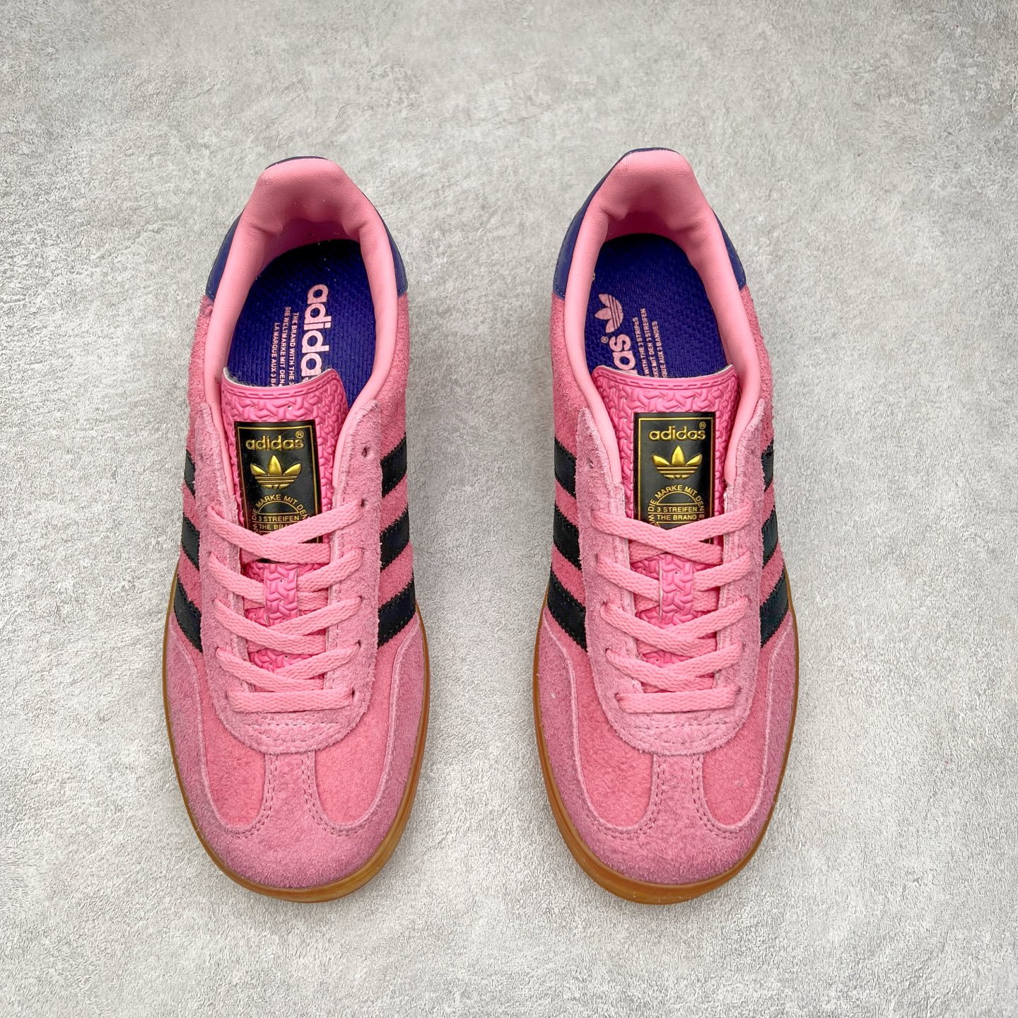 图片[2]-＃XC纯原 AD Original Gazelle Trainers 瞪羚室内鞋系列低帮复古百搭休闲运动德训风板鞋 高端零售特供批次 原厂定制长毛翻毛皮组合环保纤维革鞋面材质 内置环保海玻璃鞋垫 外置RB橡胶大底 产品品控稳定性领先行业 原厂全套原楦原纸板冲刀磨具开发 原厂皮料加持 原厂港宝加持定型后跟R度完美 将复古进行到底 简约流畅 三十年不变经典 这款Gazelle运动鞋 无论面料、配色、质感或设计 都只在重现其1991年原款的经典 皮革鞋面 撞色三条纹和鞋跟标的设计 力求呈现90年代的经典复古风潮 Samba火热的同时 也带动了其它的复古鞋型 Gazelle便是其中一只 Gazelle Indoor拥有包边更宽的T字型鞋头 更好的保护运动员的前掌 浓浓的复古氛围感 非常适合现在流行的Cleanfit风格 尺码：35.5 36 36⅔ 37⅓ 38 38⅔ 39⅓ 40 40⅔ 41⅓ 42 42⅔ 43⅓ 44 44⅔ 45-选品中心