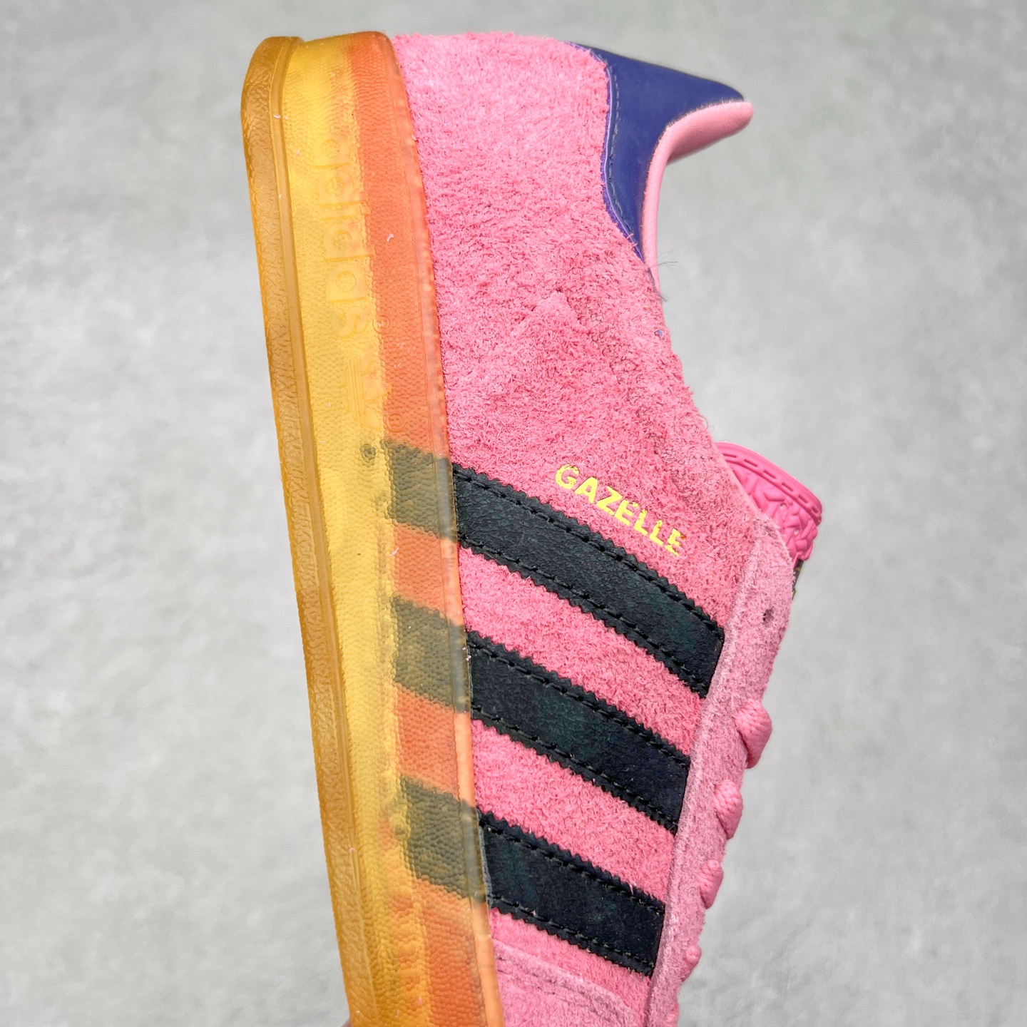 图片[6]-＃XC纯原 AD Original Gazelle Trainers 瞪羚室内鞋系列低帮复古百搭休闲运动德训风板鞋 高端零售特供批次 原厂定制长毛翻毛皮组合环保纤维革鞋面材质 内置环保海玻璃鞋垫 外置RB橡胶大底 产品品控稳定性领先行业 原厂全套原楦原纸板冲刀磨具开发 原厂皮料加持 原厂港宝加持定型后跟R度完美 将复古进行到底 简约流畅 三十年不变经典 这款Gazelle运动鞋 无论面料、配色、质感或设计 都只在重现其1991年原款的经典 皮革鞋面 撞色三条纹和鞋跟标的设计 力求呈现90年代的经典复古风潮 Samba火热的同时 也带动了其它的复古鞋型 Gazelle便是其中一只 Gazelle Indoor拥有包边更宽的T字型鞋头 更好的保护运动员的前掌 浓浓的复古氛围感 非常适合现在流行的Cleanfit风格 尺码：35.5 36 36⅔ 37⅓ 38 38⅔ 39⅓ 40 40⅔ 41⅓ 42 42⅔ 43⅓ 44 44⅔ 45-选品中心