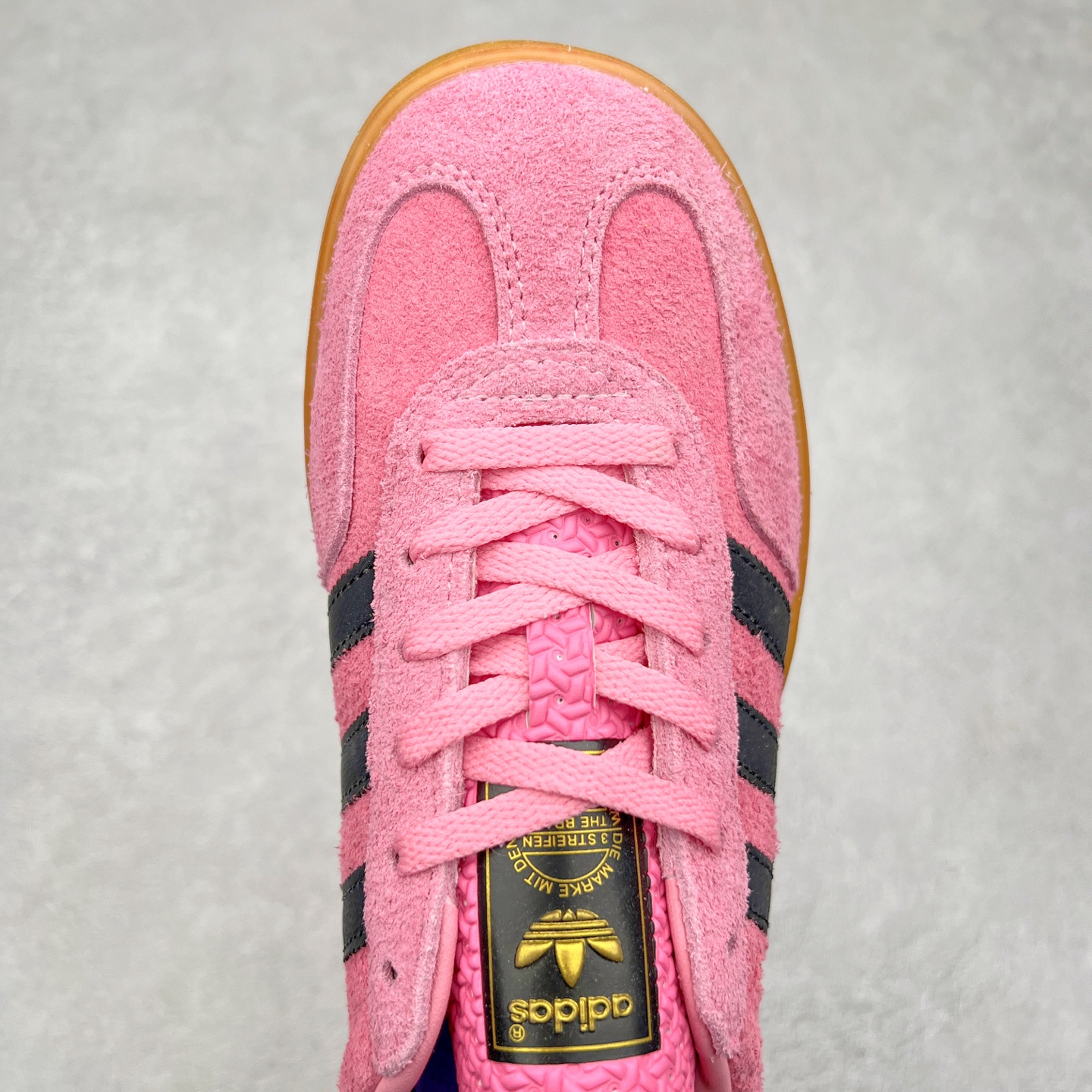 图片[4]-＃XC纯原 AD Original Gazelle Trainers 瞪羚室内鞋系列低帮复古百搭休闲运动德训风板鞋 高端零售特供批次 原厂定制长毛翻毛皮组合环保纤维革鞋面材质 内置环保海玻璃鞋垫 外置RB橡胶大底 产品品控稳定性领先行业 原厂全套原楦原纸板冲刀磨具开发 原厂皮料加持 原厂港宝加持定型后跟R度完美 将复古进行到底 简约流畅 三十年不变经典 这款Gazelle运动鞋 无论面料、配色、质感或设计 都只在重现其1991年原款的经典 皮革鞋面 撞色三条纹和鞋跟标的设计 力求呈现90年代的经典复古风潮 Samba火热的同时 也带动了其它的复古鞋型 Gazelle便是其中一只 Gazelle Indoor拥有包边更宽的T字型鞋头 更好的保护运动员的前掌 浓浓的复古氛围感 非常适合现在流行的Cleanfit风格 尺码：35.5 36 36⅔ 37⅓ 38 38⅔ 39⅓ 40 40⅔ 41⅓ 42 42⅔ 43⅓ 44 44⅔ 45-选品中心