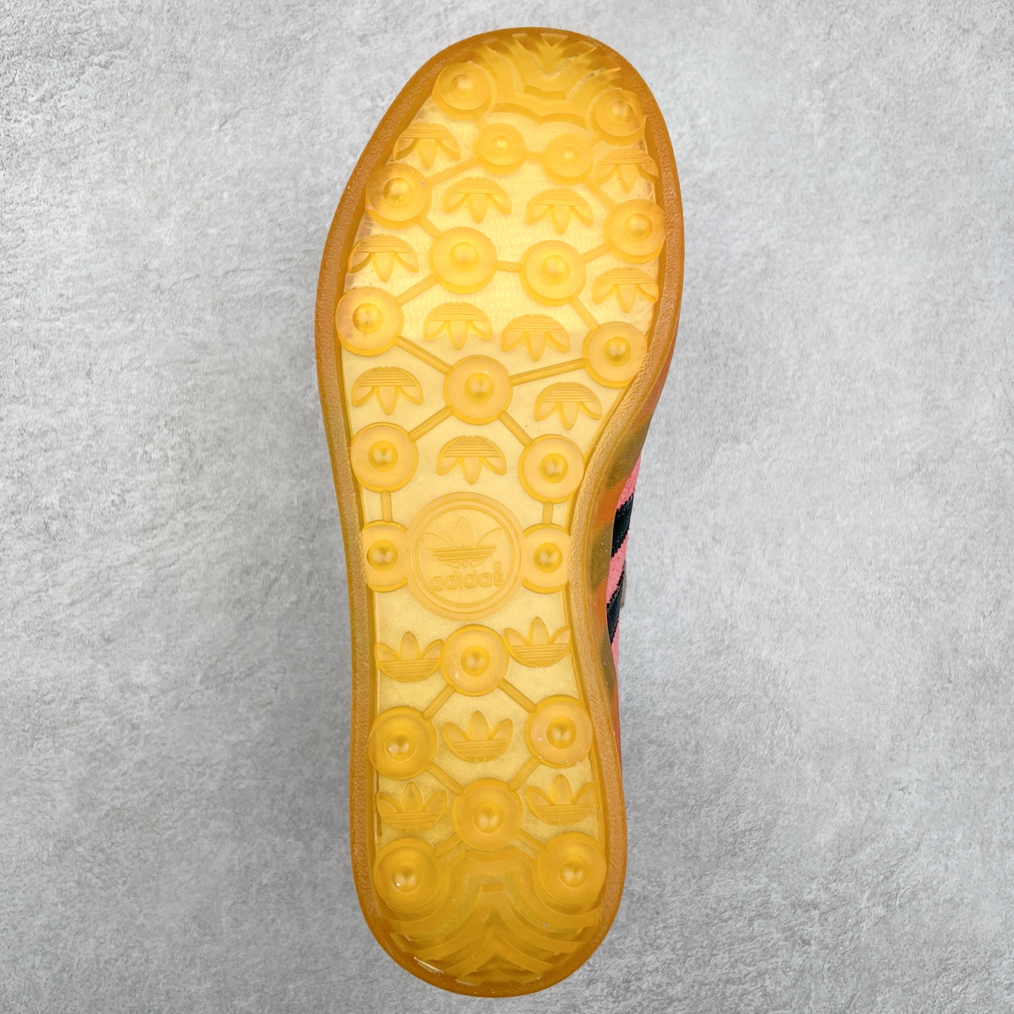 图片[9]-＃XC纯原 AD Original Gazelle Trainers 瞪羚室内鞋系列低帮复古百搭休闲运动德训风板鞋 高端零售特供批次 原厂定制长毛翻毛皮组合环保纤维革鞋面材质 内置环保海玻璃鞋垫 外置RB橡胶大底 产品品控稳定性领先行业 原厂全套原楦原纸板冲刀磨具开发 原厂皮料加持 原厂港宝加持定型后跟R度完美 将复古进行到底 简约流畅 三十年不变经典 这款Gazelle运动鞋 无论面料、配色、质感或设计 都只在重现其1991年原款的经典 皮革鞋面 撞色三条纹和鞋跟标的设计 力求呈现90年代的经典复古风潮 Samba火热的同时 也带动了其它的复古鞋型 Gazelle便是其中一只 Gazelle Indoor拥有包边更宽的T字型鞋头 更好的保护运动员的前掌 浓浓的复古氛围感 非常适合现在流行的Cleanfit风格 尺码：35.5 36 36⅔ 37⅓ 38 38⅔ 39⅓ 40 40⅔ 41⅓ 42 42⅔ 43⅓ 44 44⅔ 45-选品中心