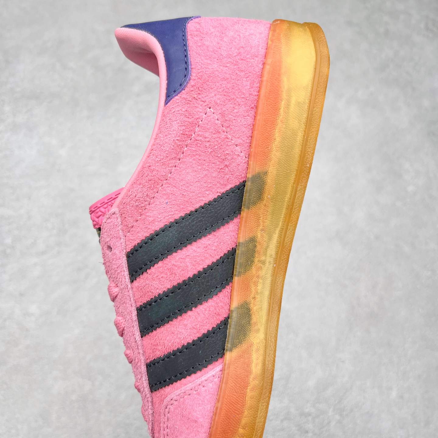 图片[7]-＃XC纯原 AD Original Gazelle Trainers 瞪羚室内鞋系列低帮复古百搭休闲运动德训风板鞋 高端零售特供批次 原厂定制长毛翻毛皮组合环保纤维革鞋面材质 内置环保海玻璃鞋垫 外置RB橡胶大底 产品品控稳定性领先行业 原厂全套原楦原纸板冲刀磨具开发 原厂皮料加持 原厂港宝加持定型后跟R度完美 将复古进行到底 简约流畅 三十年不变经典 这款Gazelle运动鞋 无论面料、配色、质感或设计 都只在重现其1991年原款的经典 皮革鞋面 撞色三条纹和鞋跟标的设计 力求呈现90年代的经典复古风潮 Samba火热的同时 也带动了其它的复古鞋型 Gazelle便是其中一只 Gazelle Indoor拥有包边更宽的T字型鞋头 更好的保护运动员的前掌 浓浓的复古氛围感 非常适合现在流行的Cleanfit风格 尺码：35.5 36 36⅔ 37⅓ 38 38⅔ 39⅓ 40 40⅔ 41⅓ 42 42⅔ 43⅓ 44 44⅔ 45-选品中心