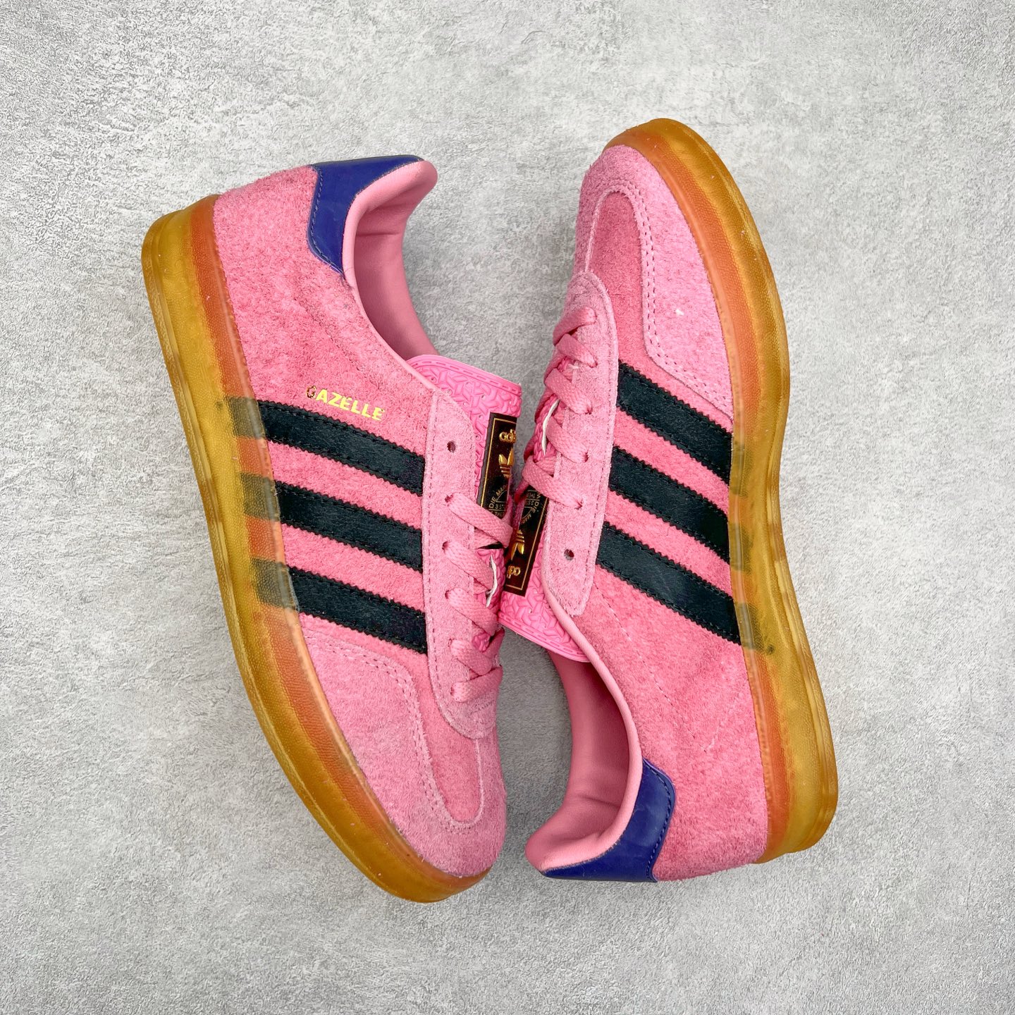 图片[3]-＃XC纯原 AD Original Gazelle Trainers 瞪羚室内鞋系列低帮复古百搭休闲运动德训风板鞋 高端零售特供批次 原厂定制长毛翻毛皮组合环保纤维革鞋面材质 内置环保海玻璃鞋垫 外置RB橡胶大底 产品品控稳定性领先行业 原厂全套原楦原纸板冲刀磨具开发 原厂皮料加持 原厂港宝加持定型后跟R度完美 将复古进行到底 简约流畅 三十年不变经典 这款Gazelle运动鞋 无论面料、配色、质感或设计 都只在重现其1991年原款的经典 皮革鞋面 撞色三条纹和鞋跟标的设计 力求呈现90年代的经典复古风潮 Samba火热的同时 也带动了其它的复古鞋型 Gazelle便是其中一只 Gazelle Indoor拥有包边更宽的T字型鞋头 更好的保护运动员的前掌 浓浓的复古氛围感 非常适合现在流行的Cleanfit风格 尺码：35.5 36 36⅔ 37⅓ 38 38⅔ 39⅓ 40 40⅔ 41⅓ 42 42⅔ 43⅓ 44 44⅔ 45-选品中心