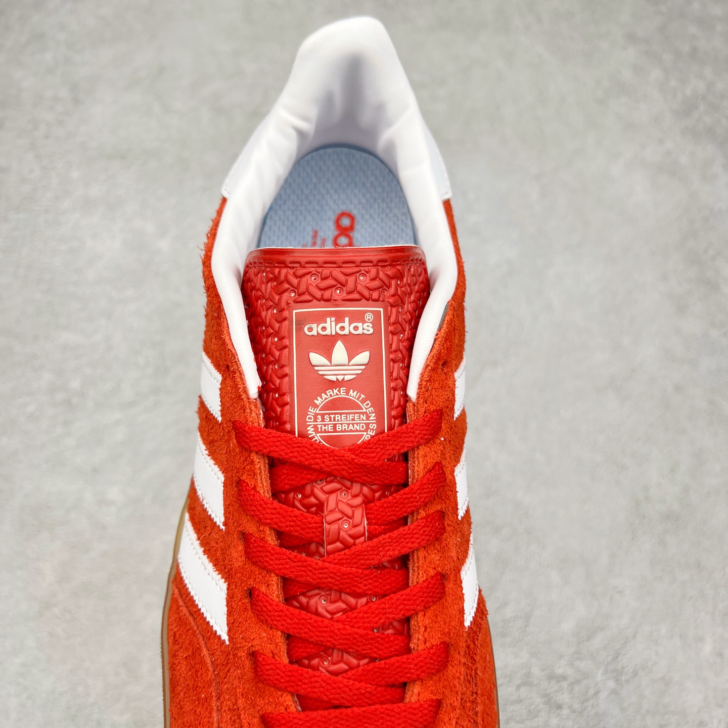 图片[5]-＃XC纯原 AD Original Gazelle Trainers 瞪羚室内鞋系列低帮复古百搭休闲运动德训风板鞋 高端零售特供批次 原厂定制长毛翻毛皮组合环保纤维革鞋面材质 内置环保海玻璃鞋垫 外置RB橡胶大底 产品品控稳定性领先行业 原厂全套原楦原纸板冲刀磨具开发 原厂皮料加持 原厂港宝加持定型后跟R度完美 将复古进行到底 简约流畅 三十年不变经典 这款Gazelle运动鞋 无论面料、配色、质感或设计 都只在重现其1991年原款的经典 皮革鞋面 撞色三条纹和鞋跟标的设计 力求呈现90年代的经典复古风潮 Samba火热的同时 也带动了其它的复古鞋型 Gazelle便是其中一只 Gazelle Indoor拥有包边更宽的T字型鞋头 更好的保护运动员的前掌 浓浓的复古氛围感 非常适合现在流行的Cleanfit风格 尺码：35.5 36 36⅔ 37⅓ 38 38⅔ 39⅓ 40 40⅔ 41⅓ 42 42⅔ 43⅓ 44 44⅔ 45-选品中心