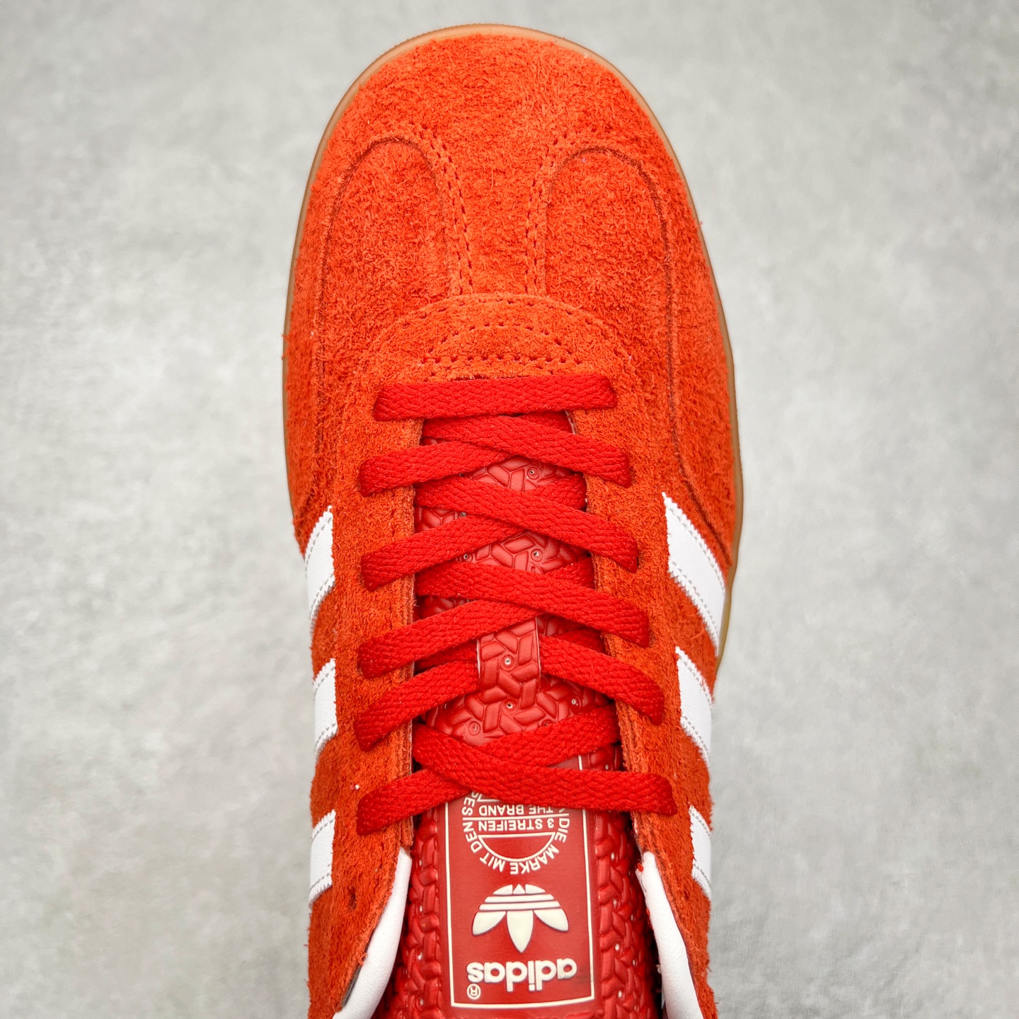 图片[4]-＃XC纯原 AD Original Gazelle Trainers 瞪羚室内鞋系列低帮复古百搭休闲运动德训风板鞋 高端零售特供批次 原厂定制长毛翻毛皮组合环保纤维革鞋面材质 内置环保海玻璃鞋垫 外置RB橡胶大底 产品品控稳定性领先行业 原厂全套原楦原纸板冲刀磨具开发 原厂皮料加持 原厂港宝加持定型后跟R度完美 将复古进行到底 简约流畅 三十年不变经典 这款Gazelle运动鞋 无论面料、配色、质感或设计 都只在重现其1991年原款的经典 皮革鞋面 撞色三条纹和鞋跟标的设计 力求呈现90年代的经典复古风潮 Samba火热的同时 也带动了其它的复古鞋型 Gazelle便是其中一只 Gazelle Indoor拥有包边更宽的T字型鞋头 更好的保护运动员的前掌 浓浓的复古氛围感 非常适合现在流行的Cleanfit风格 尺码：35.5 36 36⅔ 37⅓ 38 38⅔ 39⅓ 40 40⅔ 41⅓ 42 42⅔ 43⅓ 44 44⅔ 45-选品中心