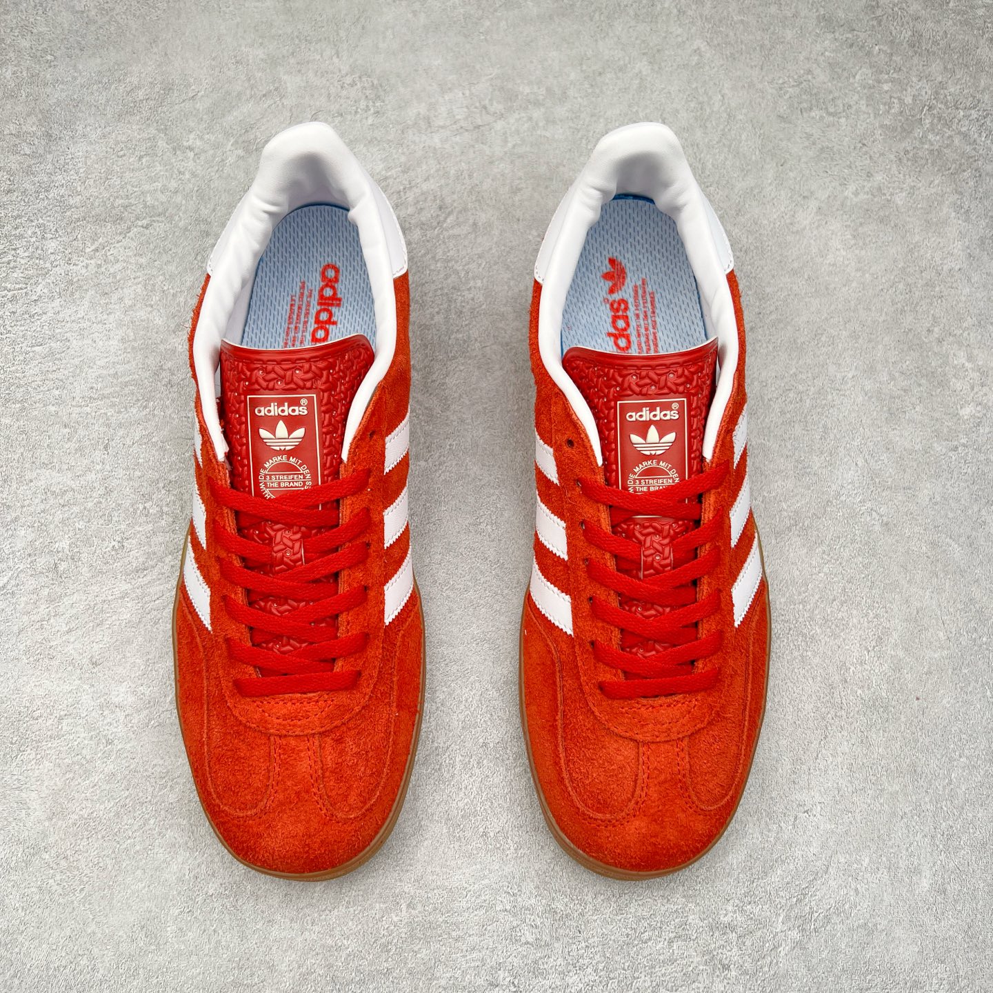 图片[2]-＃XC纯原 AD Original Gazelle Trainers 瞪羚室内鞋系列低帮复古百搭休闲运动德训风板鞋 高端零售特供批次 原厂定制长毛翻毛皮组合环保纤维革鞋面材质 内置环保海玻璃鞋垫 外置RB橡胶大底 产品品控稳定性领先行业 原厂全套原楦原纸板冲刀磨具开发 原厂皮料加持 原厂港宝加持定型后跟R度完美 将复古进行到底 简约流畅 三十年不变经典 这款Gazelle运动鞋 无论面料、配色、质感或设计 都只在重现其1991年原款的经典 皮革鞋面 撞色三条纹和鞋跟标的设计 力求呈现90年代的经典复古风潮 Samba火热的同时 也带动了其它的复古鞋型 Gazelle便是其中一只 Gazelle Indoor拥有包边更宽的T字型鞋头 更好的保护运动员的前掌 浓浓的复古氛围感 非常适合现在流行的Cleanfit风格 尺码：35.5 36 36⅔ 37⅓ 38 38⅔ 39⅓ 40 40⅔ 41⅓ 42 42⅔ 43⅓ 44 44⅔ 45-选品中心