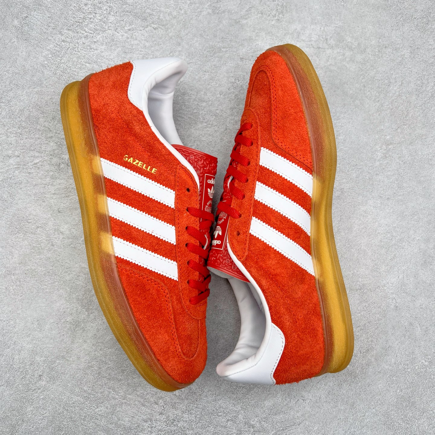 图片[3]-＃XC纯原 AD Original Gazelle Trainers 瞪羚室内鞋系列低帮复古百搭休闲运动德训风板鞋 高端零售特供批次 原厂定制长毛翻毛皮组合环保纤维革鞋面材质 内置环保海玻璃鞋垫 外置RB橡胶大底 产品品控稳定性领先行业 原厂全套原楦原纸板冲刀磨具开发 原厂皮料加持 原厂港宝加持定型后跟R度完美 将复古进行到底 简约流畅 三十年不变经典 这款Gazelle运动鞋 无论面料、配色、质感或设计 都只在重现其1991年原款的经典 皮革鞋面 撞色三条纹和鞋跟标的设计 力求呈现90年代的经典复古风潮 Samba火热的同时 也带动了其它的复古鞋型 Gazelle便是其中一只 Gazelle Indoor拥有包边更宽的T字型鞋头 更好的保护运动员的前掌 浓浓的复古氛围感 非常适合现在流行的Cleanfit风格 尺码：35.5 36 36⅔ 37⅓ 38 38⅔ 39⅓ 40 40⅔ 41⅓ 42 42⅔ 43⅓ 44 44⅔ 45-选品中心