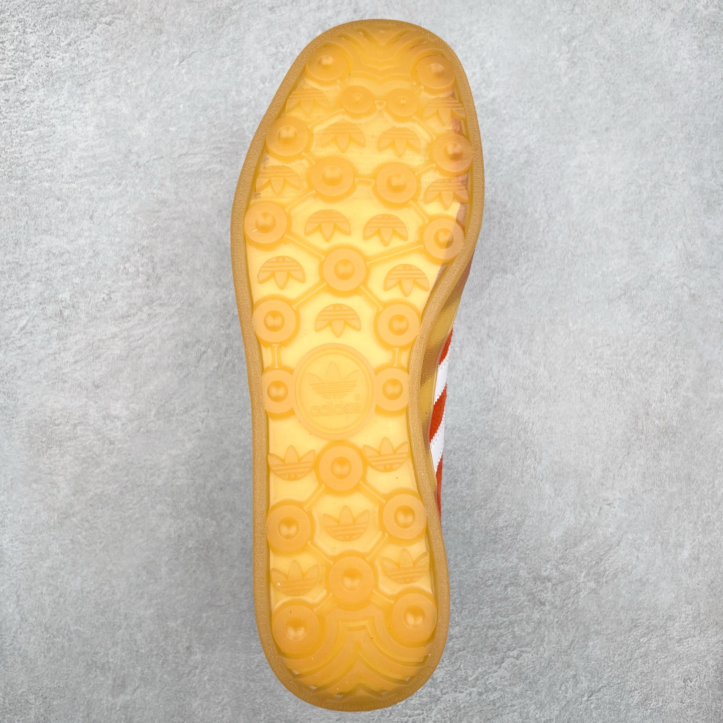 图片[9]-＃XC纯原 AD Original Gazelle Trainers 瞪羚室内鞋系列低帮复古百搭休闲运动德训风板鞋 高端零售特供批次 原厂定制长毛翻毛皮组合环保纤维革鞋面材质 内置环保海玻璃鞋垫 外置RB橡胶大底 产品品控稳定性领先行业 原厂全套原楦原纸板冲刀磨具开发 原厂皮料加持 原厂港宝加持定型后跟R度完美 将复古进行到底 简约流畅 三十年不变经典 这款Gazelle运动鞋 无论面料、配色、质感或设计 都只在重现其1991年原款的经典 皮革鞋面 撞色三条纹和鞋跟标的设计 力求呈现90年代的经典复古风潮 Samba火热的同时 也带动了其它的复古鞋型 Gazelle便是其中一只 Gazelle Indoor拥有包边更宽的T字型鞋头 更好的保护运动员的前掌 浓浓的复古氛围感 非常适合现在流行的Cleanfit风格 尺码：35.5 36 36⅔ 37⅓ 38 38⅔ 39⅓ 40 40⅔ 41⅓ 42 42⅔ 43⅓ 44 44⅔ 45-选品中心