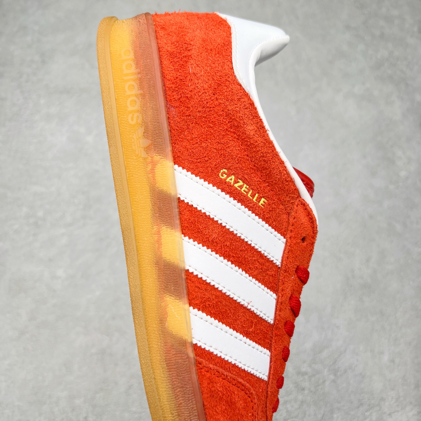 图片[6]-＃XC纯原 AD Original Gazelle Trainers 瞪羚室内鞋系列低帮复古百搭休闲运动德训风板鞋 高端零售特供批次 原厂定制长毛翻毛皮组合环保纤维革鞋面材质 内置环保海玻璃鞋垫 外置RB橡胶大底 产品品控稳定性领先行业 原厂全套原楦原纸板冲刀磨具开发 原厂皮料加持 原厂港宝加持定型后跟R度完美 将复古进行到底 简约流畅 三十年不变经典 这款Gazelle运动鞋 无论面料、配色、质感或设计 都只在重现其1991年原款的经典 皮革鞋面 撞色三条纹和鞋跟标的设计 力求呈现90年代的经典复古风潮 Samba火热的同时 也带动了其它的复古鞋型 Gazelle便是其中一只 Gazelle Indoor拥有包边更宽的T字型鞋头 更好的保护运动员的前掌 浓浓的复古氛围感 非常适合现在流行的Cleanfit风格 尺码：35.5 36 36⅔ 37⅓ 38 38⅔ 39⅓ 40 40⅔ 41⅓ 42 42⅔ 43⅓ 44 44⅔ 45-选品中心