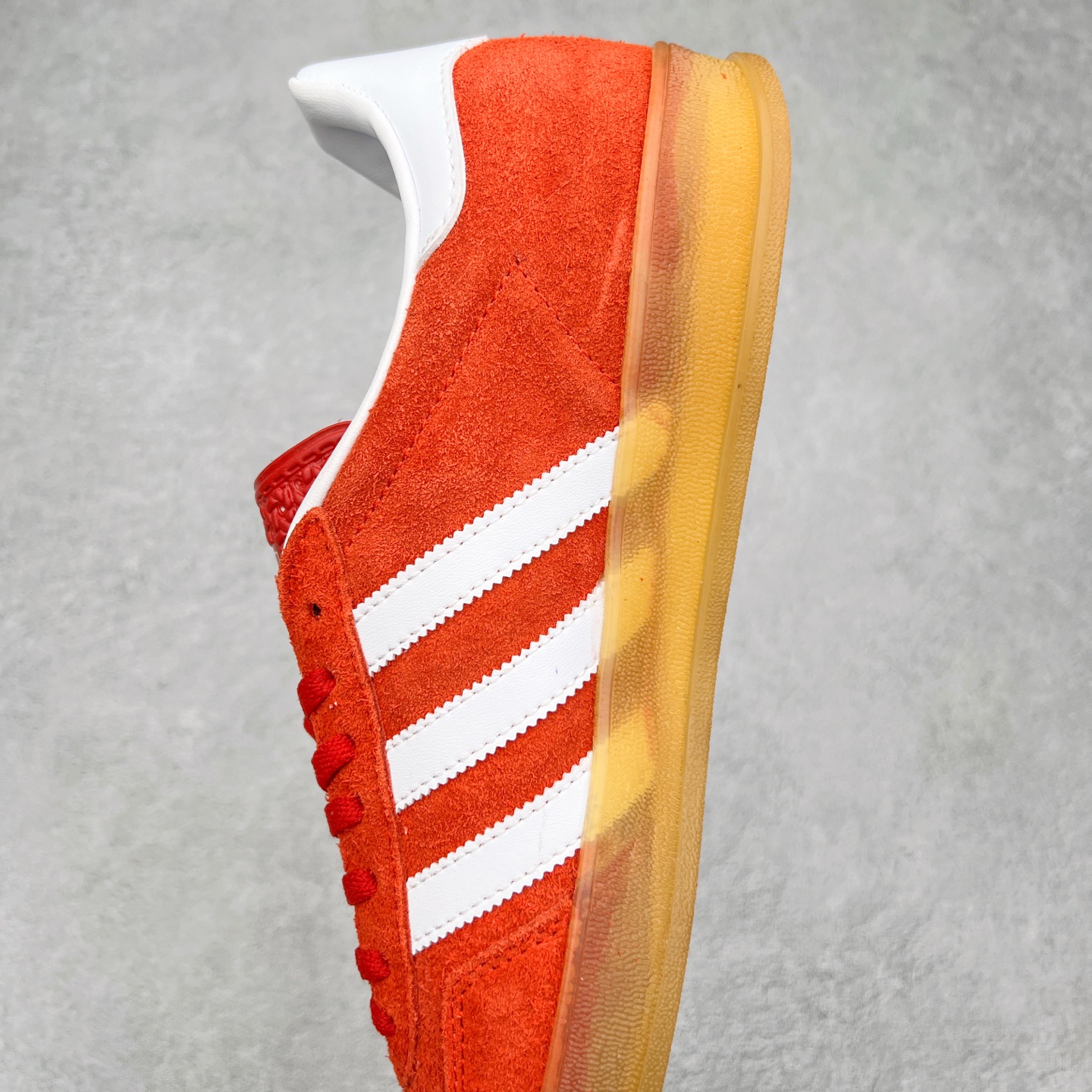 图片[7]-＃XC纯原 AD Original Gazelle Trainers 瞪羚室内鞋系列低帮复古百搭休闲运动德训风板鞋 高端零售特供批次 原厂定制长毛翻毛皮组合环保纤维革鞋面材质 内置环保海玻璃鞋垫 外置RB橡胶大底 产品品控稳定性领先行业 原厂全套原楦原纸板冲刀磨具开发 原厂皮料加持 原厂港宝加持定型后跟R度完美 将复古进行到底 简约流畅 三十年不变经典 这款Gazelle运动鞋 无论面料、配色、质感或设计 都只在重现其1991年原款的经典 皮革鞋面 撞色三条纹和鞋跟标的设计 力求呈现90年代的经典复古风潮 Samba火热的同时 也带动了其它的复古鞋型 Gazelle便是其中一只 Gazelle Indoor拥有包边更宽的T字型鞋头 更好的保护运动员的前掌 浓浓的复古氛围感 非常适合现在流行的Cleanfit风格 尺码：35.5 36 36⅔ 37⅓ 38 38⅔ 39⅓ 40 40⅔ 41⅓ 42 42⅔ 43⅓ 44 44⅔ 45-选品中心