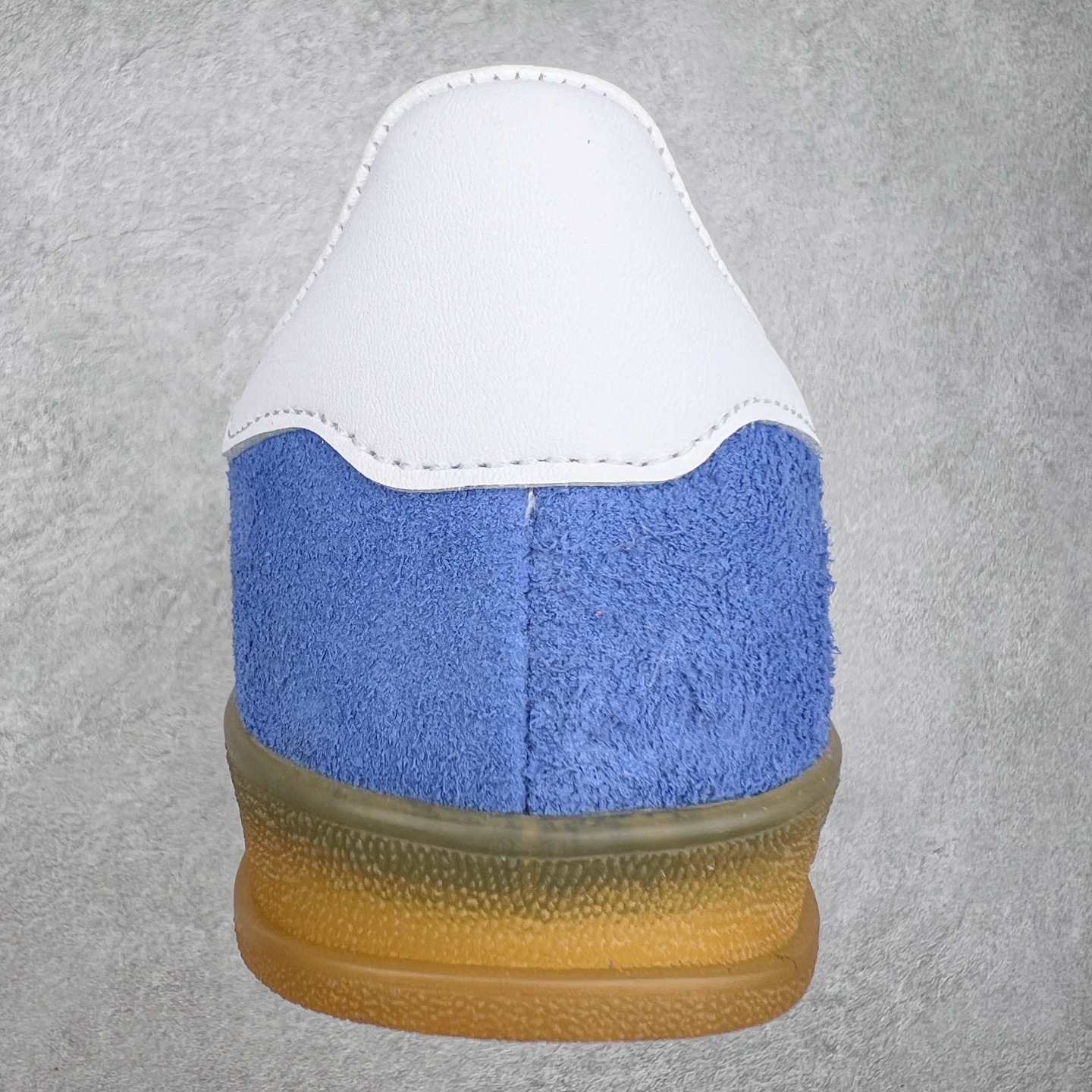 图片[8]-＃XC纯原 AD Original Gazelle Trainers 瞪羚室内鞋系列低帮复古百搭休闲运动德训风板鞋 高端零售特供批次 原厂定制长毛翻毛皮组合环保纤维革鞋面材质 内置环保海玻璃鞋垫 外置RB橡胶大底 产品品控稳定性领先行业 原厂全套原楦原纸板冲刀磨具开发 原厂皮料加持 原厂港宝加持定型后跟R度完美 将复古进行到底 简约流畅 三十年不变经典 这款Gazelle运动鞋 无论面料、配色、质感或设计 都只在重现其1991年原款的经典 皮革鞋面 撞色三条纹和鞋跟标的设计 力求呈现90年代的经典复古风潮 Samba火热的同时 也带动了其它的复古鞋型 Gazelle便是其中一只 Gazelle Indoor拥有包边更宽的T字型鞋头 更好的保护运动员的前掌 浓浓的复古氛围感 非常适合现在流行的Cleanfit风格 尺码：35.5 36 36⅔ 37⅓ 38 38⅔ 39⅓ 40 40⅔ 41⅓ 42 42⅔ 43⅓ 44 44⅔ 45-选品中心