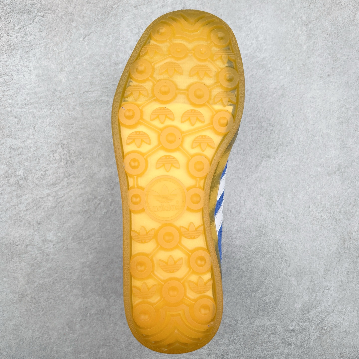 图片[9]-＃XC纯原 AD Original Gazelle Trainers 瞪羚室内鞋系列低帮复古百搭休闲运动德训风板鞋 高端零售特供批次 原厂定制长毛翻毛皮组合环保纤维革鞋面材质 内置环保海玻璃鞋垫 外置RB橡胶大底 产品品控稳定性领先行业 原厂全套原楦原纸板冲刀磨具开发 原厂皮料加持 原厂港宝加持定型后跟R度完美 将复古进行到底 简约流畅 三十年不变经典 这款Gazelle运动鞋 无论面料、配色、质感或设计 都只在重现其1991年原款的经典 皮革鞋面 撞色三条纹和鞋跟标的设计 力求呈现90年代的经典复古风潮 Samba火热的同时 也带动了其它的复古鞋型 Gazelle便是其中一只 Gazelle Indoor拥有包边更宽的T字型鞋头 更好的保护运动员的前掌 浓浓的复古氛围感 非常适合现在流行的Cleanfit风格 尺码：35.5 36 36⅔ 37⅓ 38 38⅔ 39⅓ 40 40⅔ 41⅓ 42 42⅔ 43⅓ 44 44⅔ 45-选品中心