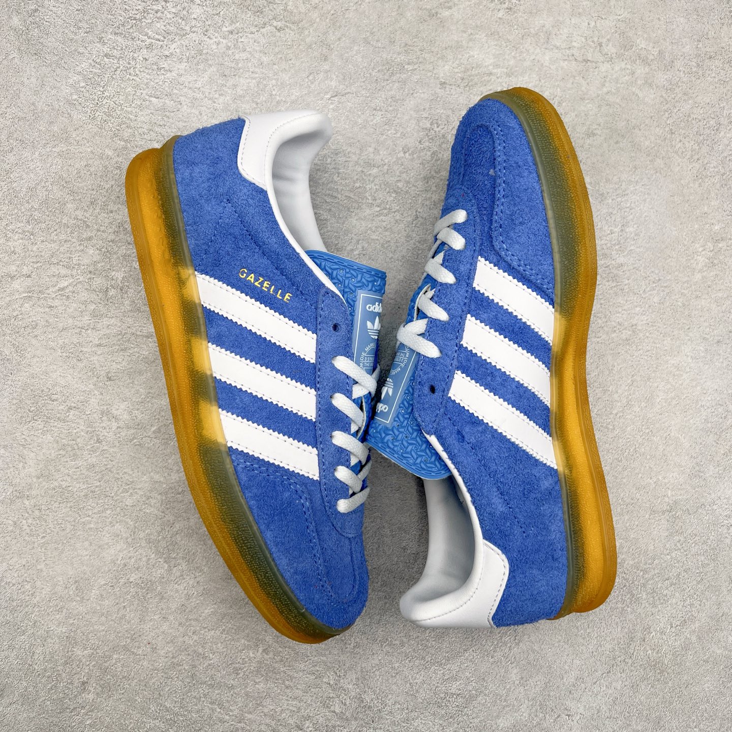 图片[3]-＃XC纯原 AD Original Gazelle Trainers 瞪羚室内鞋系列低帮复古百搭休闲运动德训风板鞋 高端零售特供批次 原厂定制长毛翻毛皮组合环保纤维革鞋面材质 内置环保海玻璃鞋垫 外置RB橡胶大底 产品品控稳定性领先行业 原厂全套原楦原纸板冲刀磨具开发 原厂皮料加持 原厂港宝加持定型后跟R度完美 将复古进行到底 简约流畅 三十年不变经典 这款Gazelle运动鞋 无论面料、配色、质感或设计 都只在重现其1991年原款的经典 皮革鞋面 撞色三条纹和鞋跟标的设计 力求呈现90年代的经典复古风潮 Samba火热的同时 也带动了其它的复古鞋型 Gazelle便是其中一只 Gazelle Indoor拥有包边更宽的T字型鞋头 更好的保护运动员的前掌 浓浓的复古氛围感 非常适合现在流行的Cleanfit风格 尺码：35.5 36 36⅔ 37⅓ 38 38⅔ 39⅓ 40 40⅔ 41⅓ 42 42⅔ 43⅓ 44 44⅔ 45-选品中心