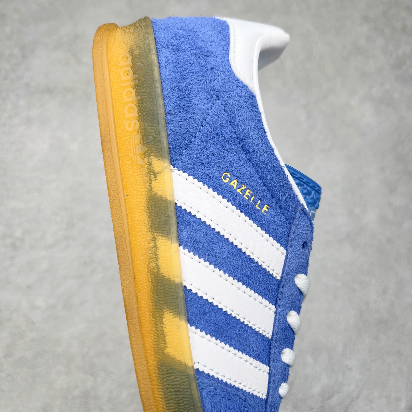图片[6]-＃XC纯原 AD Original Gazelle Trainers 瞪羚室内鞋系列低帮复古百搭休闲运动德训风板鞋 高端零售特供批次 原厂定制长毛翻毛皮组合环保纤维革鞋面材质 内置环保海玻璃鞋垫 外置RB橡胶大底 产品品控稳定性领先行业 原厂全套原楦原纸板冲刀磨具开发 原厂皮料加持 原厂港宝加持定型后跟R度完美 将复古进行到底 简约流畅 三十年不变经典 这款Gazelle运动鞋 无论面料、配色、质感或设计 都只在重现其1991年原款的经典 皮革鞋面 撞色三条纹和鞋跟标的设计 力求呈现90年代的经典复古风潮 Samba火热的同时 也带动了其它的复古鞋型 Gazelle便是其中一只 Gazelle Indoor拥有包边更宽的T字型鞋头 更好的保护运动员的前掌 浓浓的复古氛围感 非常适合现在流行的Cleanfit风格 尺码：35.5 36 36⅔ 37⅓ 38 38⅔ 39⅓ 40 40⅔ 41⅓ 42 42⅔ 43⅓ 44 44⅔ 45-选品中心