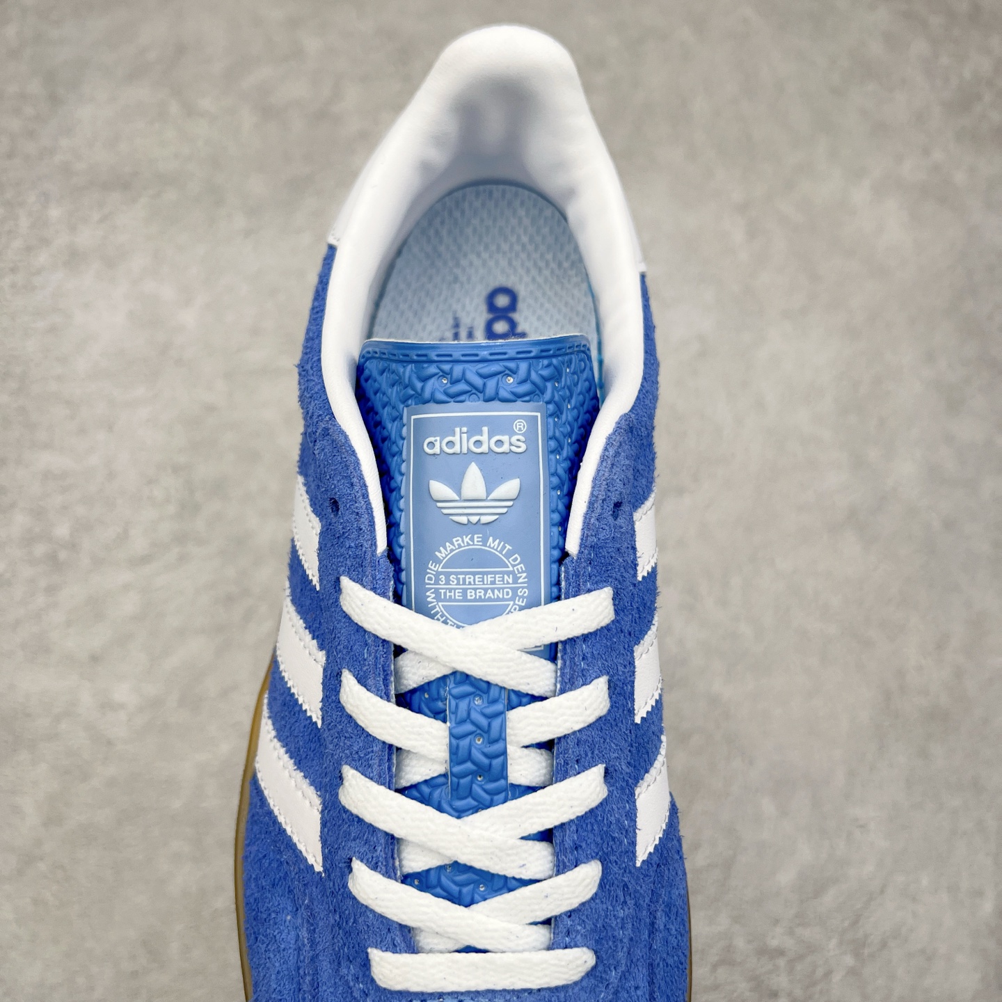 图片[5]-＃XC纯原 AD Original Gazelle Trainers 瞪羚室内鞋系列低帮复古百搭休闲运动德训风板鞋 高端零售特供批次 原厂定制长毛翻毛皮组合环保纤维革鞋面材质 内置环保海玻璃鞋垫 外置RB橡胶大底 产品品控稳定性领先行业 原厂全套原楦原纸板冲刀磨具开发 原厂皮料加持 原厂港宝加持定型后跟R度完美 将复古进行到底 简约流畅 三十年不变经典 这款Gazelle运动鞋 无论面料、配色、质感或设计 都只在重现其1991年原款的经典 皮革鞋面 撞色三条纹和鞋跟标的设计 力求呈现90年代的经典复古风潮 Samba火热的同时 也带动了其它的复古鞋型 Gazelle便是其中一只 Gazelle Indoor拥有包边更宽的T字型鞋头 更好的保护运动员的前掌 浓浓的复古氛围感 非常适合现在流行的Cleanfit风格 尺码：35.5 36 36⅔ 37⅓ 38 38⅔ 39⅓ 40 40⅔ 41⅓ 42 42⅔ 43⅓ 44 44⅔ 45-选品中心