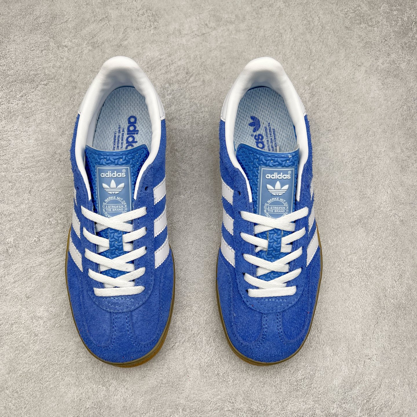 图片[2]-＃XC纯原 AD Original Gazelle Trainers 瞪羚室内鞋系列低帮复古百搭休闲运动德训风板鞋 高端零售特供批次 原厂定制长毛翻毛皮组合环保纤维革鞋面材质 内置环保海玻璃鞋垫 外置RB橡胶大底 产品品控稳定性领先行业 原厂全套原楦原纸板冲刀磨具开发 原厂皮料加持 原厂港宝加持定型后跟R度完美 将复古进行到底 简约流畅 三十年不变经典 这款Gazelle运动鞋 无论面料、配色、质感或设计 都只在重现其1991年原款的经典 皮革鞋面 撞色三条纹和鞋跟标的设计 力求呈现90年代的经典复古风潮 Samba火热的同时 也带动了其它的复古鞋型 Gazelle便是其中一只 Gazelle Indoor拥有包边更宽的T字型鞋头 更好的保护运动员的前掌 浓浓的复古氛围感 非常适合现在流行的Cleanfit风格 尺码：35.5 36 36⅔ 37⅓ 38 38⅔ 39⅓ 40 40⅔ 41⅓ 42 42⅔ 43⅓ 44 44⅔ 45-选品中心