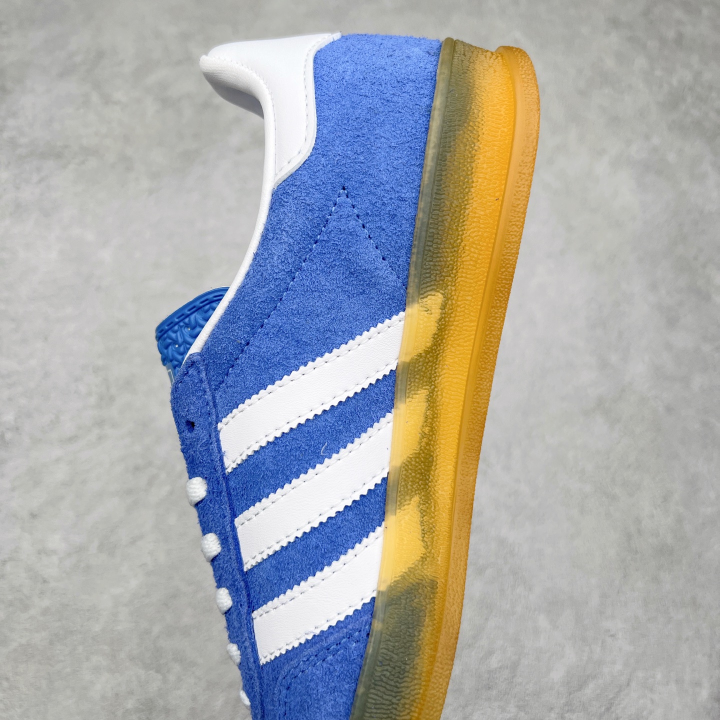 图片[7]-＃XC纯原 AD Original Gazelle Trainers 瞪羚室内鞋系列低帮复古百搭休闲运动德训风板鞋 高端零售特供批次 原厂定制长毛翻毛皮组合环保纤维革鞋面材质 内置环保海玻璃鞋垫 外置RB橡胶大底 产品品控稳定性领先行业 原厂全套原楦原纸板冲刀磨具开发 原厂皮料加持 原厂港宝加持定型后跟R度完美 将复古进行到底 简约流畅 三十年不变经典 这款Gazelle运动鞋 无论面料、配色、质感或设计 都只在重现其1991年原款的经典 皮革鞋面 撞色三条纹和鞋跟标的设计 力求呈现90年代的经典复古风潮 Samba火热的同时 也带动了其它的复古鞋型 Gazelle便是其中一只 Gazelle Indoor拥有包边更宽的T字型鞋头 更好的保护运动员的前掌 浓浓的复古氛围感 非常适合现在流行的Cleanfit风格 尺码：35.5 36 36⅔ 37⅓ 38 38⅔ 39⅓ 40 40⅔ 41⅓ 42 42⅔ 43⅓ 44 44⅔ 45-选品中心