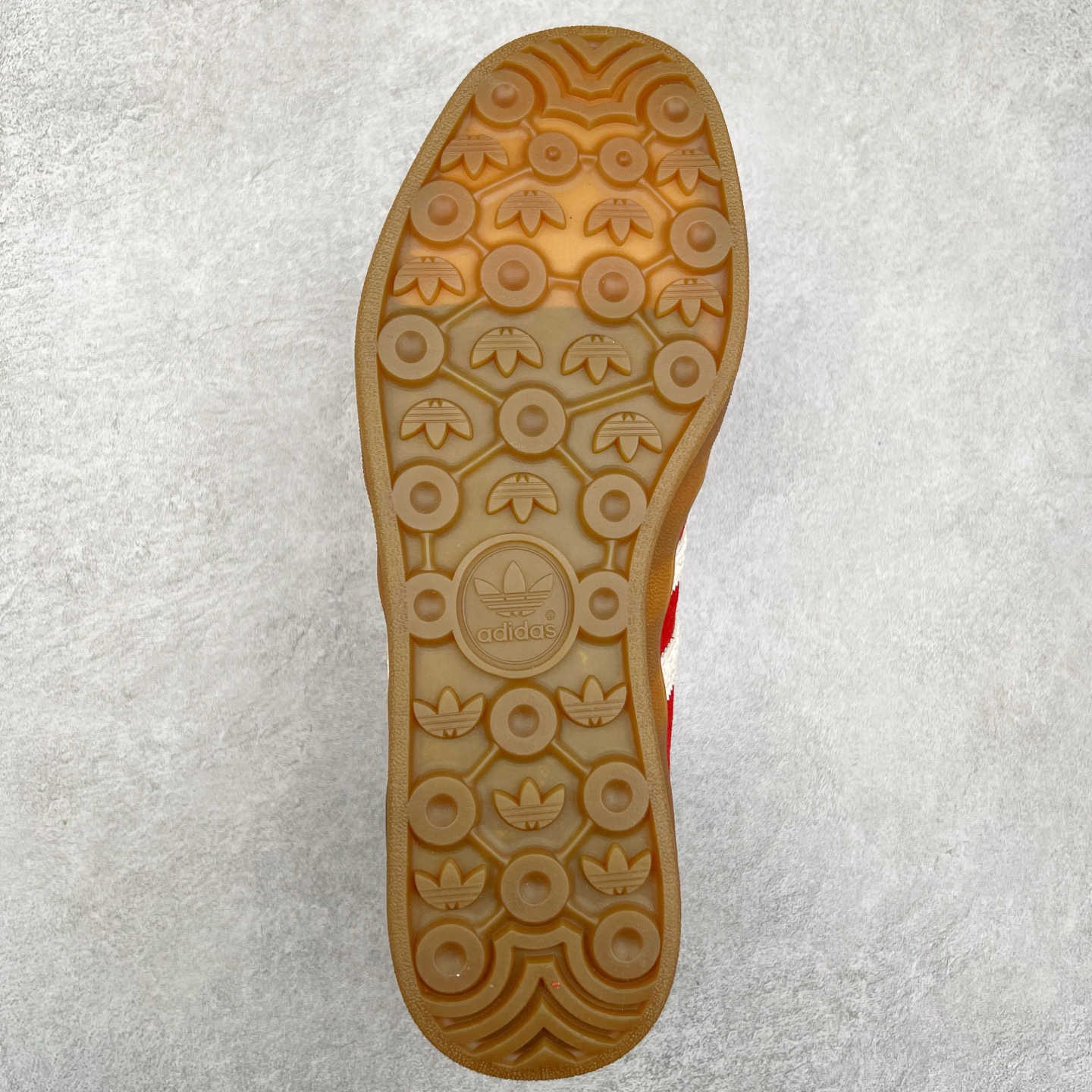 图片[9]-＃XC纯原 AD Original Gazelle Trainers 瞪羚室内鞋系列低帮复古百搭休闲运动德训风板鞋 高端零售特供批次 原厂定制长毛翻毛皮组合环保纤维革鞋面材质 内置环保海玻璃鞋垫 外置RB橡胶大底 产品品控稳定性领先行业 原厂全套原楦原纸板冲刀磨具开发 原厂皮料加持 原厂港宝加持定型后跟R度完美 将复古进行到底 简约流畅 三十年不变经典 这款Gazelle运动鞋 无论面料、配色、质感或设计 都只在重现其1991年原款的经典 皮革鞋面 撞色三条纹和鞋跟标的设计 力求呈现90年代的经典复古风潮 Samba火热的同时 也带动了其它的复古鞋型 Gazelle便是其中一只 Gazelle Indoor拥有包边更宽的T字型鞋头 更好的保护运动员的前掌 浓浓的复古氛围感 非常适合现在流行的Cleanfit风格 尺码：35.5 36 36⅔ 37⅓ 38 38⅔ 39⅓ 40 40⅔ 41⅓ 42 42⅔ 43⅓ 44 44⅔ 45-选品中心