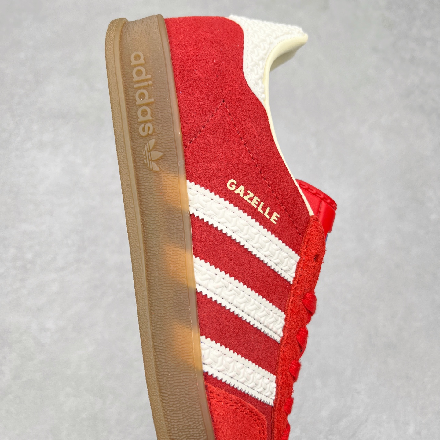 图片[6]-＃XC纯原 AD Original Gazelle Trainers 瞪羚室内鞋系列低帮复古百搭休闲运动德训风板鞋 高端零售特供批次 原厂定制长毛翻毛皮组合环保纤维革鞋面材质 内置环保海玻璃鞋垫 外置RB橡胶大底 产品品控稳定性领先行业 原厂全套原楦原纸板冲刀磨具开发 原厂皮料加持 原厂港宝加持定型后跟R度完美 将复古进行到底 简约流畅 三十年不变经典 这款Gazelle运动鞋 无论面料、配色、质感或设计 都只在重现其1991年原款的经典 皮革鞋面 撞色三条纹和鞋跟标的设计 力求呈现90年代的经典复古风潮 Samba火热的同时 也带动了其它的复古鞋型 Gazelle便是其中一只 Gazelle Indoor拥有包边更宽的T字型鞋头 更好的保护运动员的前掌 浓浓的复古氛围感 非常适合现在流行的Cleanfit风格 尺码：35.5 36 36⅔ 37⅓ 38 38⅔ 39⅓ 40 40⅔ 41⅓ 42 42⅔ 43⅓ 44 44⅔ 45-选品中心