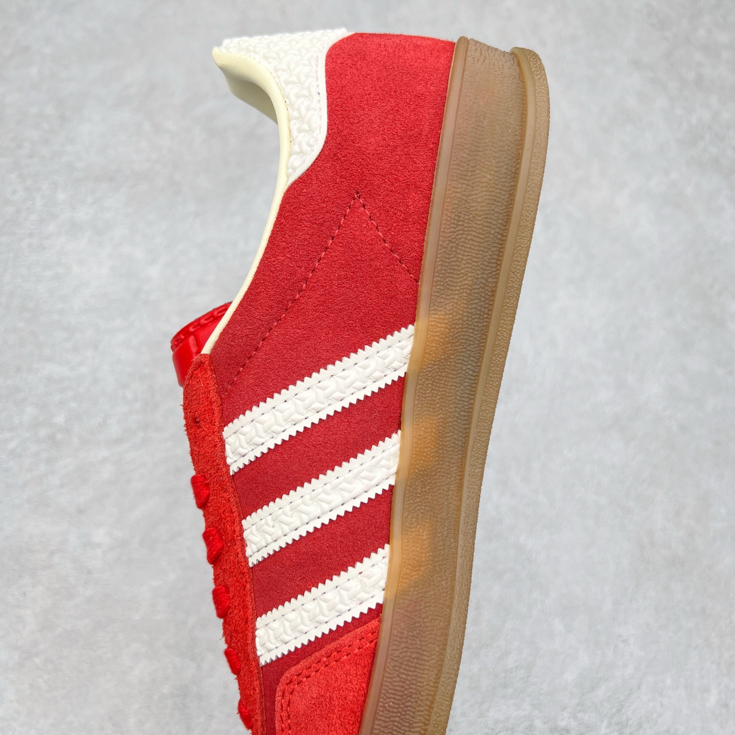 图片[7]-＃XC纯原 AD Original Gazelle Trainers 瞪羚室内鞋系列低帮复古百搭休闲运动德训风板鞋 高端零售特供批次 原厂定制长毛翻毛皮组合环保纤维革鞋面材质 内置环保海玻璃鞋垫 外置RB橡胶大底 产品品控稳定性领先行业 原厂全套原楦原纸板冲刀磨具开发 原厂皮料加持 原厂港宝加持定型后跟R度完美 将复古进行到底 简约流畅 三十年不变经典 这款Gazelle运动鞋 无论面料、配色、质感或设计 都只在重现其1991年原款的经典 皮革鞋面 撞色三条纹和鞋跟标的设计 力求呈现90年代的经典复古风潮 Samba火热的同时 也带动了其它的复古鞋型 Gazelle便是其中一只 Gazelle Indoor拥有包边更宽的T字型鞋头 更好的保护运动员的前掌 浓浓的复古氛围感 非常适合现在流行的Cleanfit风格 尺码：35.5 36 36⅔ 37⅓ 38 38⅔ 39⅓ 40 40⅔ 41⅓ 42 42⅔ 43⅓ 44 44⅔ 45-选品中心