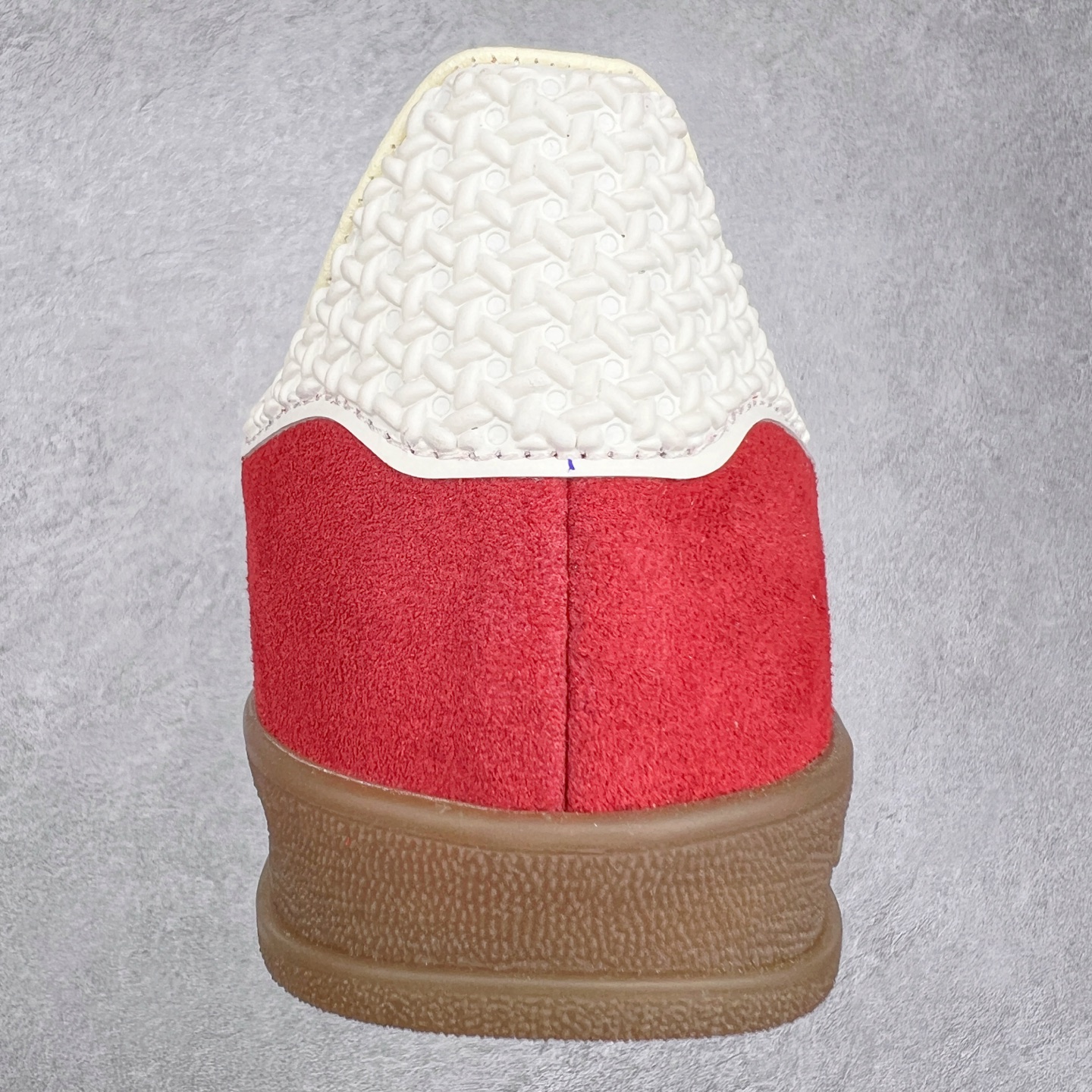 图片[8]-＃XC纯原 AD Original Gazelle Trainers 瞪羚室内鞋系列低帮复古百搭休闲运动德训风板鞋 高端零售特供批次 原厂定制长毛翻毛皮组合环保纤维革鞋面材质 内置环保海玻璃鞋垫 外置RB橡胶大底 产品品控稳定性领先行业 原厂全套原楦原纸板冲刀磨具开发 原厂皮料加持 原厂港宝加持定型后跟R度完美 将复古进行到底 简约流畅 三十年不变经典 这款Gazelle运动鞋 无论面料、配色、质感或设计 都只在重现其1991年原款的经典 皮革鞋面 撞色三条纹和鞋跟标的设计 力求呈现90年代的经典复古风潮 Samba火热的同时 也带动了其它的复古鞋型 Gazelle便是其中一只 Gazelle Indoor拥有包边更宽的T字型鞋头 更好的保护运动员的前掌 浓浓的复古氛围感 非常适合现在流行的Cleanfit风格 尺码：35.5 36 36⅔ 37⅓ 38 38⅔ 39⅓ 40 40⅔ 41⅓ 42 42⅔ 43⅓ 44 44⅔ 45-选品中心