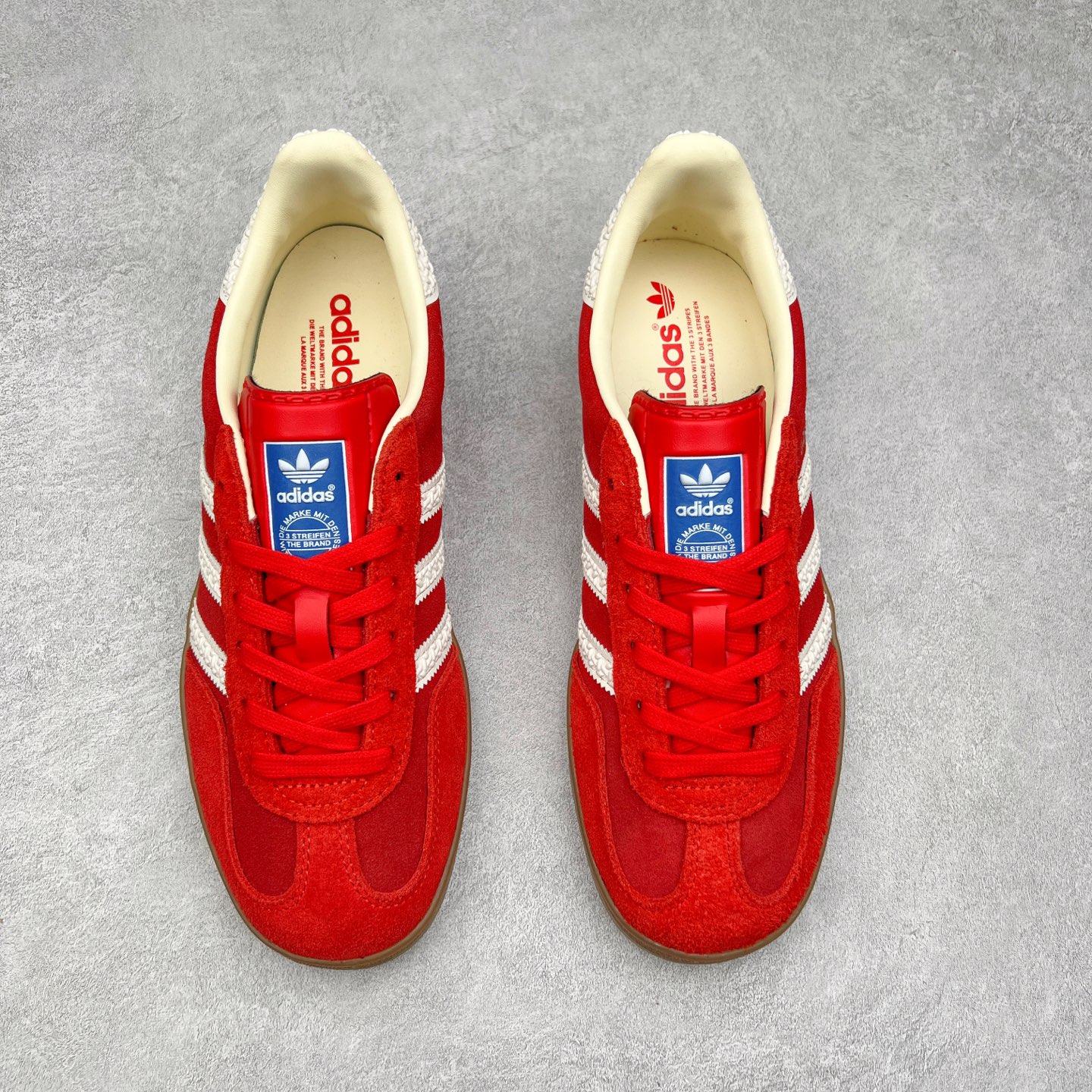 图片[2]-＃XC纯原 AD Original Gazelle Trainers 瞪羚室内鞋系列低帮复古百搭休闲运动德训风板鞋 高端零售特供批次 原厂定制长毛翻毛皮组合环保纤维革鞋面材质 内置环保海玻璃鞋垫 外置RB橡胶大底 产品品控稳定性领先行业 原厂全套原楦原纸板冲刀磨具开发 原厂皮料加持 原厂港宝加持定型后跟R度完美 将复古进行到底 简约流畅 三十年不变经典 这款Gazelle运动鞋 无论面料、配色、质感或设计 都只在重现其1991年原款的经典 皮革鞋面 撞色三条纹和鞋跟标的设计 力求呈现90年代的经典复古风潮 Samba火热的同时 也带动了其它的复古鞋型 Gazelle便是其中一只 Gazelle Indoor拥有包边更宽的T字型鞋头 更好的保护运动员的前掌 浓浓的复古氛围感 非常适合现在流行的Cleanfit风格 尺码：35.5 36 36⅔ 37⅓ 38 38⅔ 39⅓ 40 40⅔ 41⅓ 42 42⅔ 43⅓ 44 44⅔ 45-选品中心