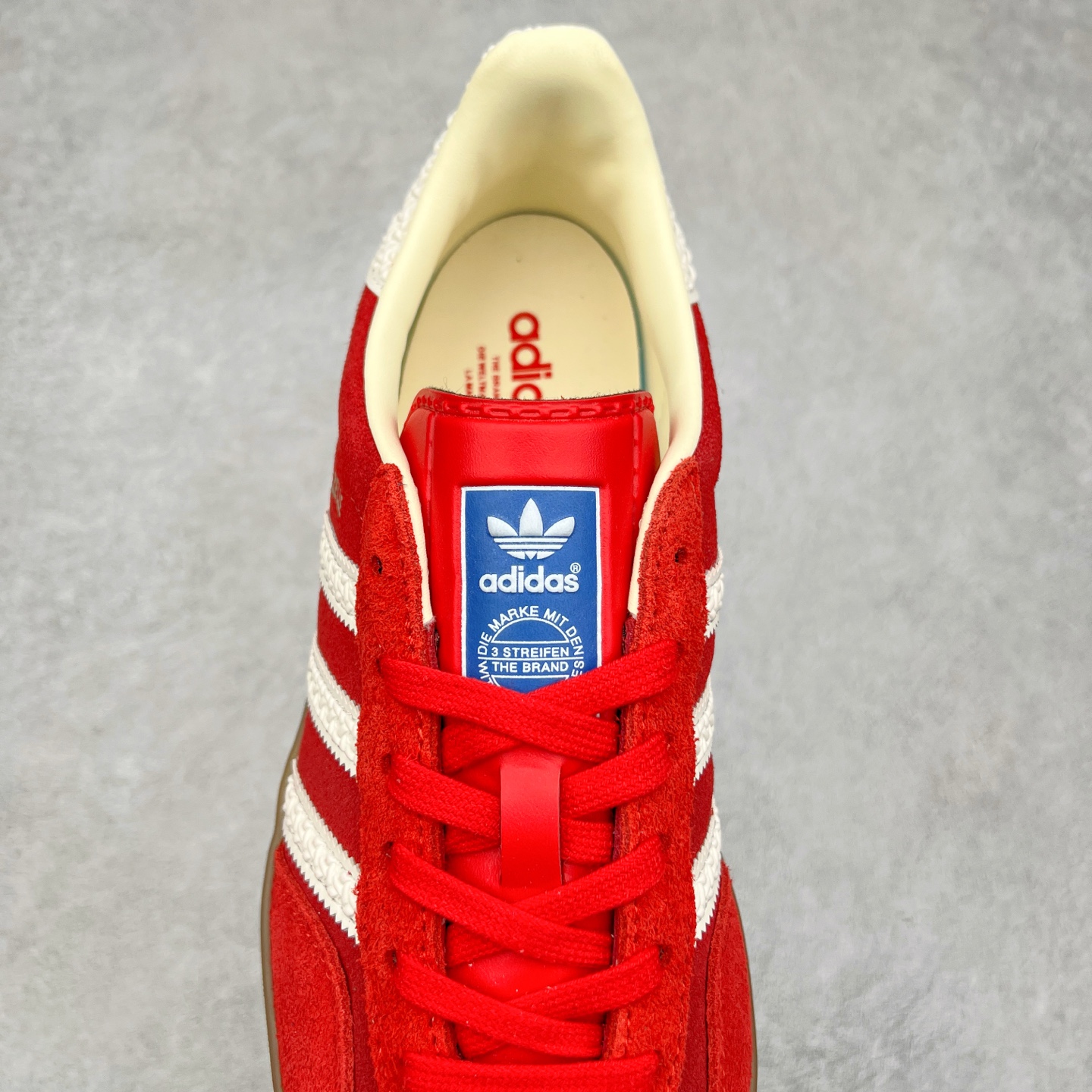 图片[5]-＃XC纯原 AD Original Gazelle Trainers 瞪羚室内鞋系列低帮复古百搭休闲运动德训风板鞋 高端零售特供批次 原厂定制长毛翻毛皮组合环保纤维革鞋面材质 内置环保海玻璃鞋垫 外置RB橡胶大底 产品品控稳定性领先行业 原厂全套原楦原纸板冲刀磨具开发 原厂皮料加持 原厂港宝加持定型后跟R度完美 将复古进行到底 简约流畅 三十年不变经典 这款Gazelle运动鞋 无论面料、配色、质感或设计 都只在重现其1991年原款的经典 皮革鞋面 撞色三条纹和鞋跟标的设计 力求呈现90年代的经典复古风潮 Samba火热的同时 也带动了其它的复古鞋型 Gazelle便是其中一只 Gazelle Indoor拥有包边更宽的T字型鞋头 更好的保护运动员的前掌 浓浓的复古氛围感 非常适合现在流行的Cleanfit风格 尺码：35.5 36 36⅔ 37⅓ 38 38⅔ 39⅓ 40 40⅔ 41⅓ 42 42⅔ 43⅓ 44 44⅔ 45-选品中心