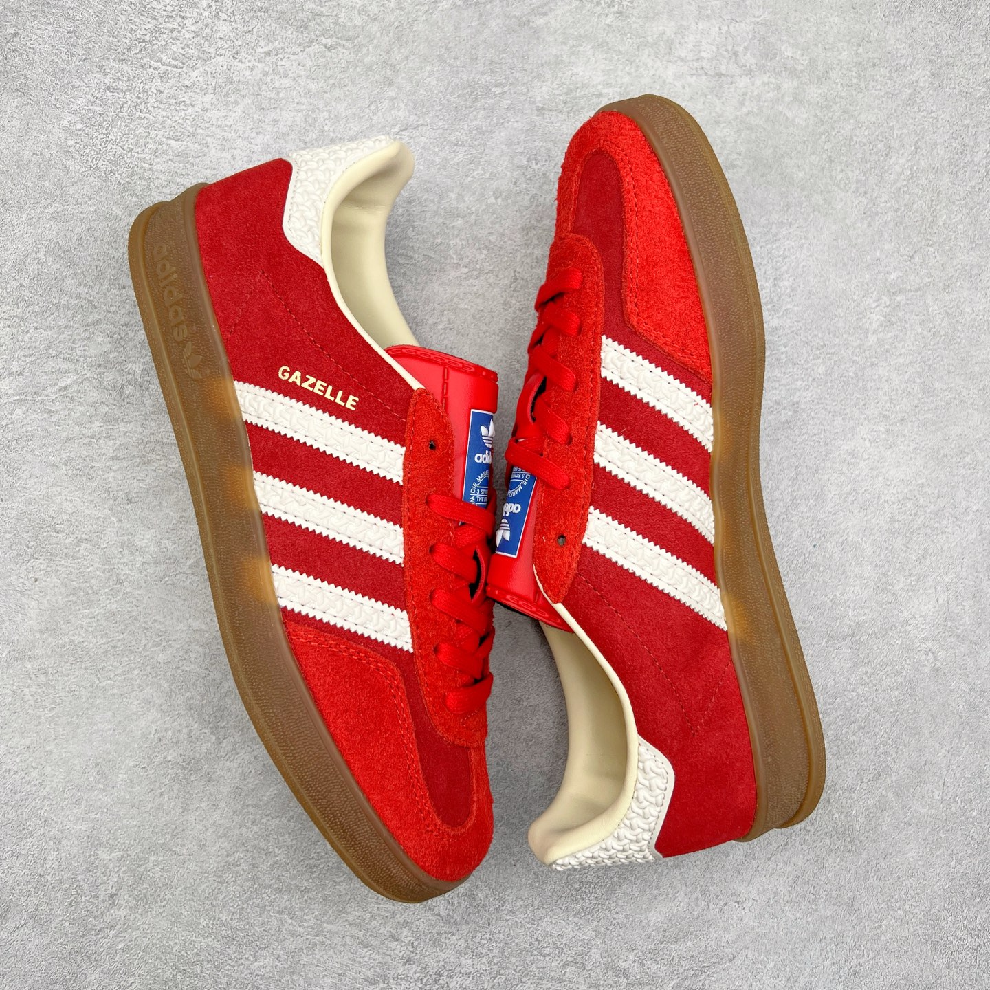 图片[3]-＃XC纯原 AD Original Gazelle Trainers 瞪羚室内鞋系列低帮复古百搭休闲运动德训风板鞋 高端零售特供批次 原厂定制长毛翻毛皮组合环保纤维革鞋面材质 内置环保海玻璃鞋垫 外置RB橡胶大底 产品品控稳定性领先行业 原厂全套原楦原纸板冲刀磨具开发 原厂皮料加持 原厂港宝加持定型后跟R度完美 将复古进行到底 简约流畅 三十年不变经典 这款Gazelle运动鞋 无论面料、配色、质感或设计 都只在重现其1991年原款的经典 皮革鞋面 撞色三条纹和鞋跟标的设计 力求呈现90年代的经典复古风潮 Samba火热的同时 也带动了其它的复古鞋型 Gazelle便是其中一只 Gazelle Indoor拥有包边更宽的T字型鞋头 更好的保护运动员的前掌 浓浓的复古氛围感 非常适合现在流行的Cleanfit风格 尺码：35.5 36 36⅔ 37⅓ 38 38⅔ 39⅓ 40 40⅔ 41⅓ 42 42⅔ 43⅓ 44 44⅔ 45-选品中心